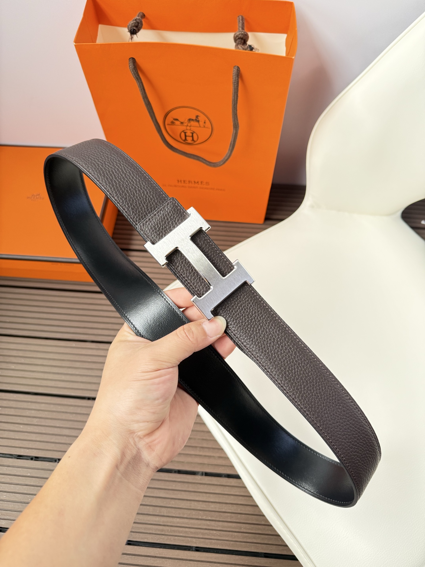 爱马仕（Hermès）男款腰带以其精湛的工艺、高品质的材料和经典的设计而备受推崇，是男士时尚配饰中的顶级