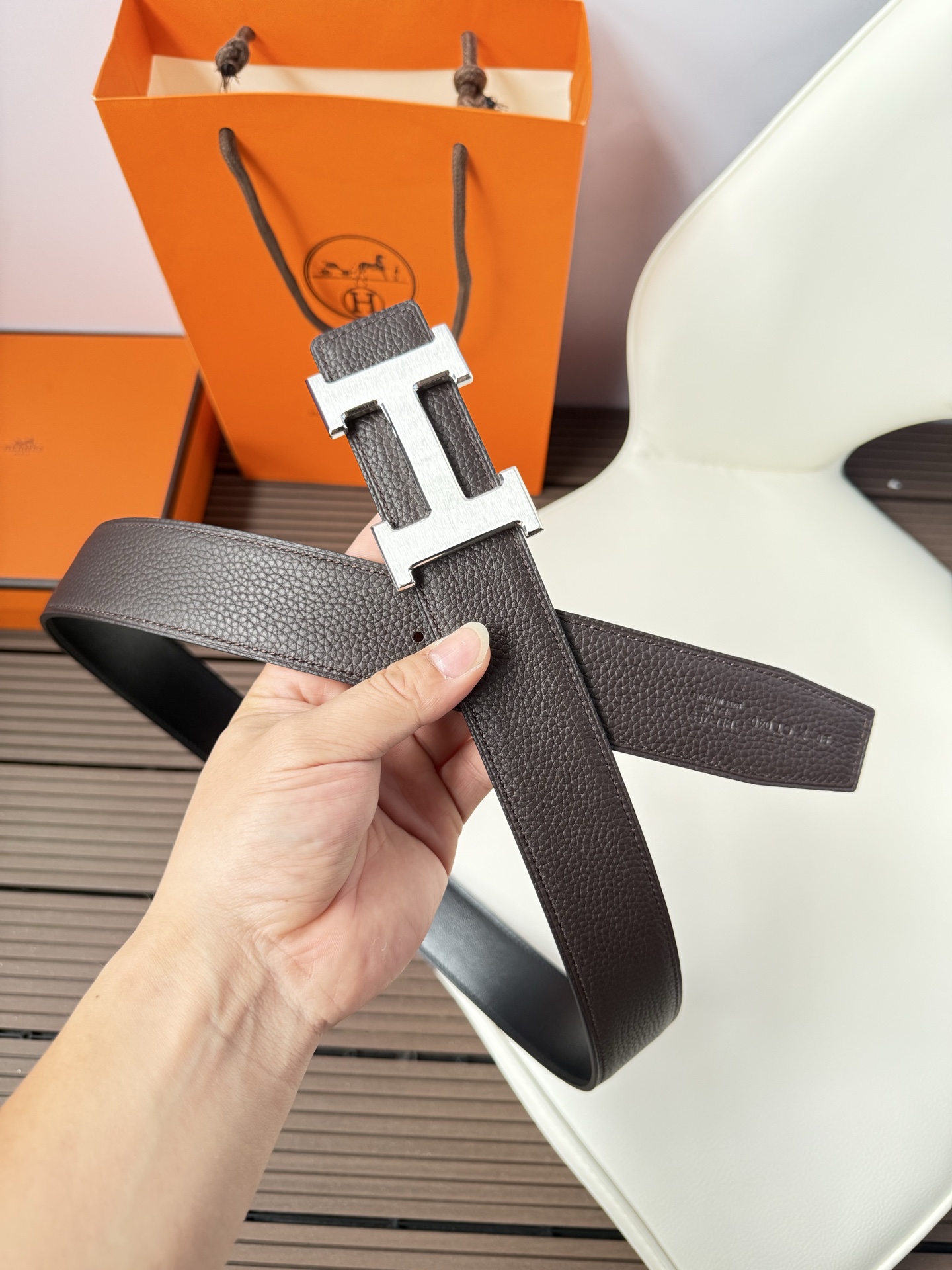 爱马仕（Hermès）男款腰带以其精湛的工艺、高品质的材料和经典的设计而备受推崇，是男士时尚配饰中的顶级