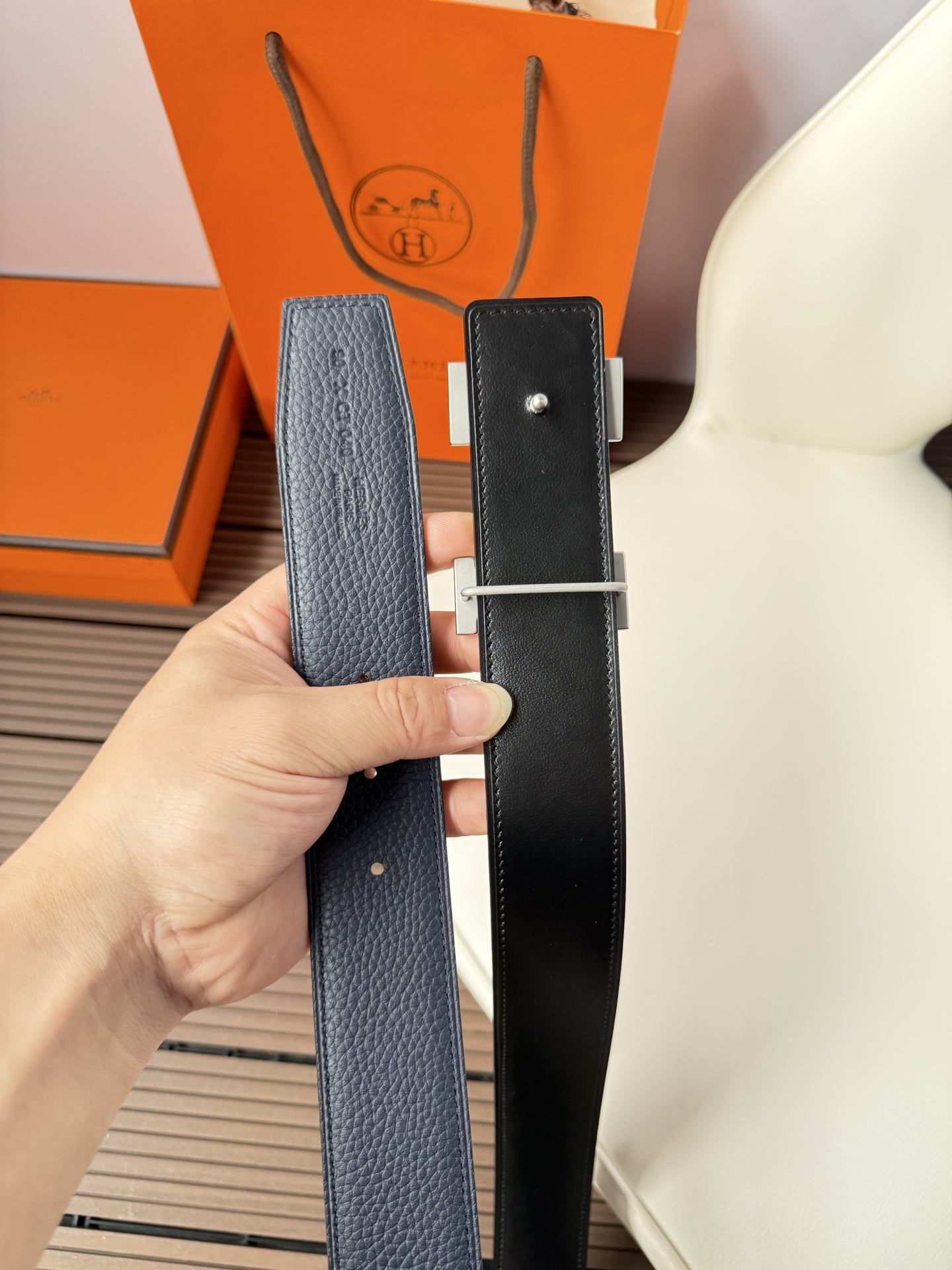 爱马仕（Hermès）男款腰带以其精湛的工艺、高品质的材料和经典的设计而备受推崇，是男士时尚配饰中的顶级