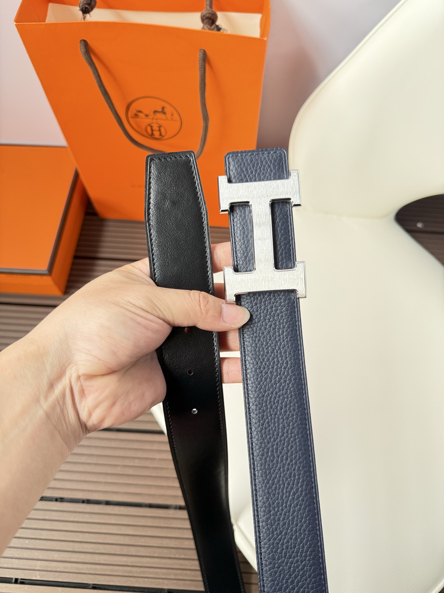 爱马仕（Hermès）男款腰带以其精湛的工艺、高品质的材料和经典的设计而备受推崇，是男士时尚配饰中的顶级