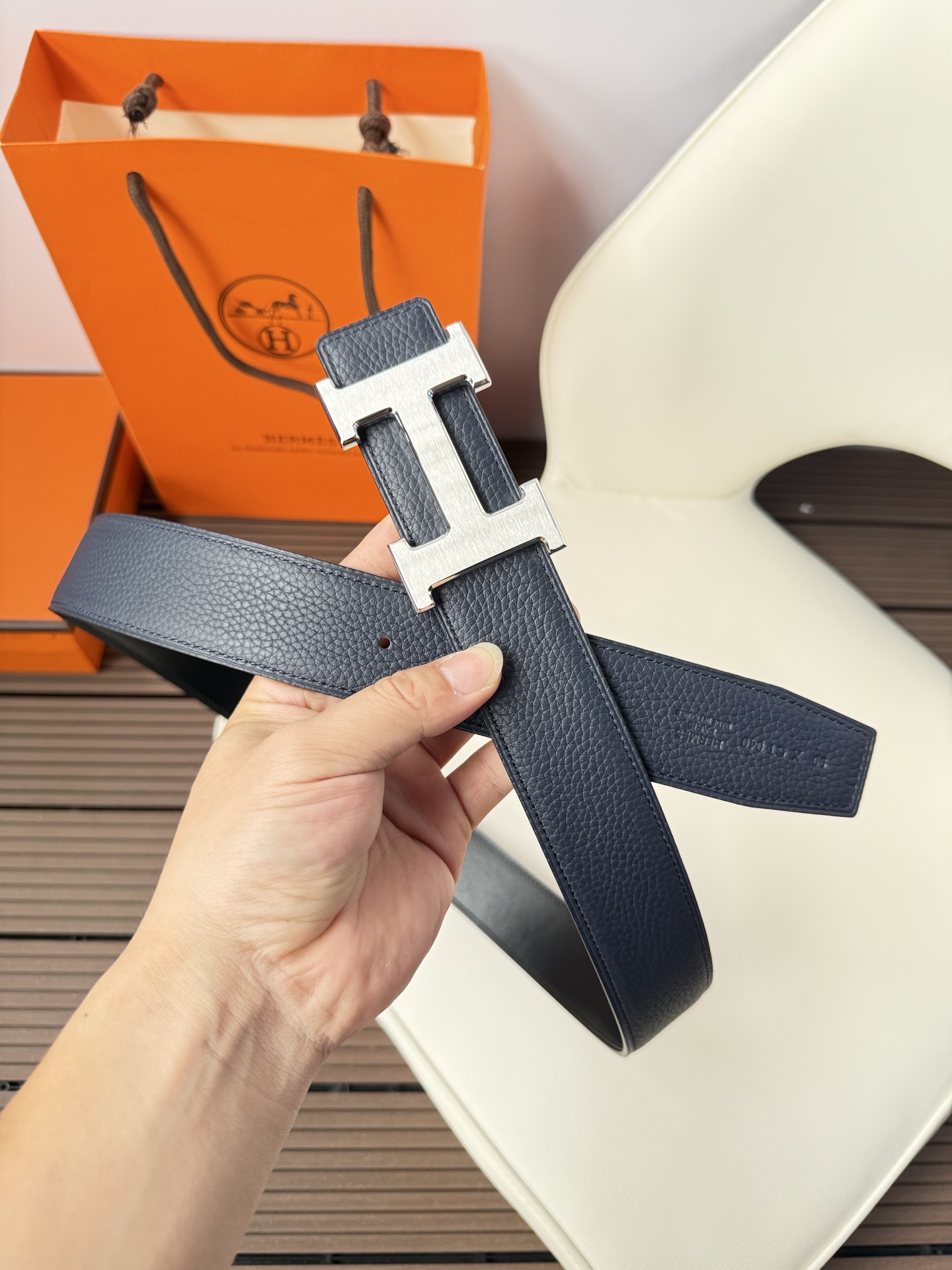 爱马仕（Hermès）男款腰带以其精湛的工艺、高品质的材料和经典的设计而备受推崇，是男士时尚配饰中的顶级