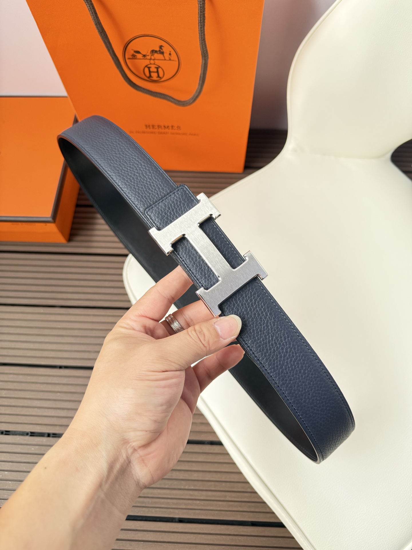 爱马仕（Hermès）男款腰带以其精湛的工艺、高品质的材料和经典的设计而备受推崇，是男士时尚配饰中的顶级