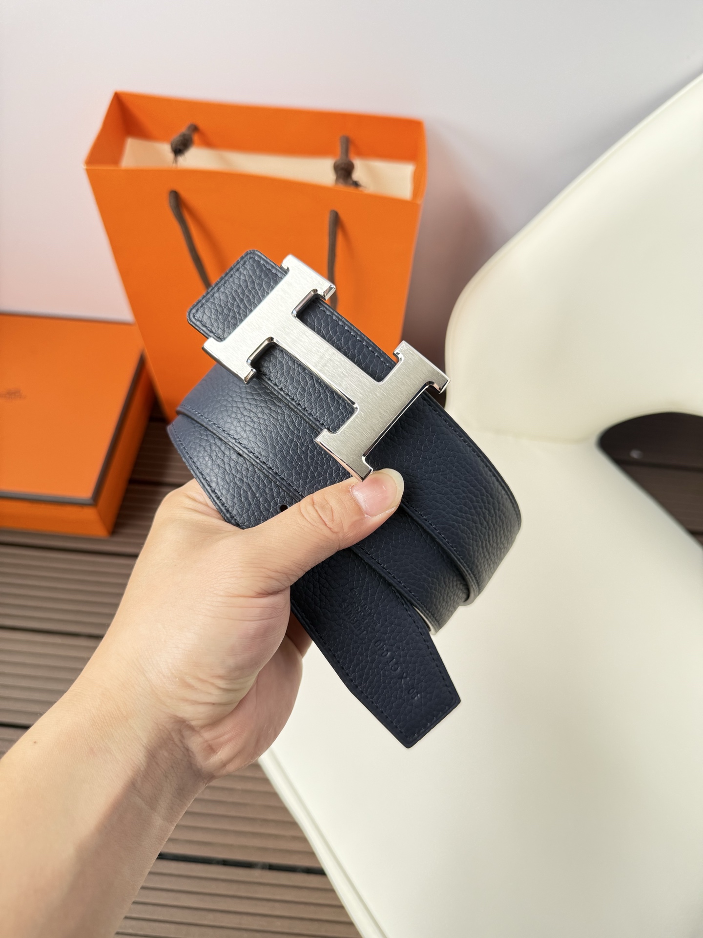 爱马仕（Hermès）男款腰带以其精湛的工艺、高品质的材料和经典的设计而备受推崇，是男士时尚配饰中的顶级