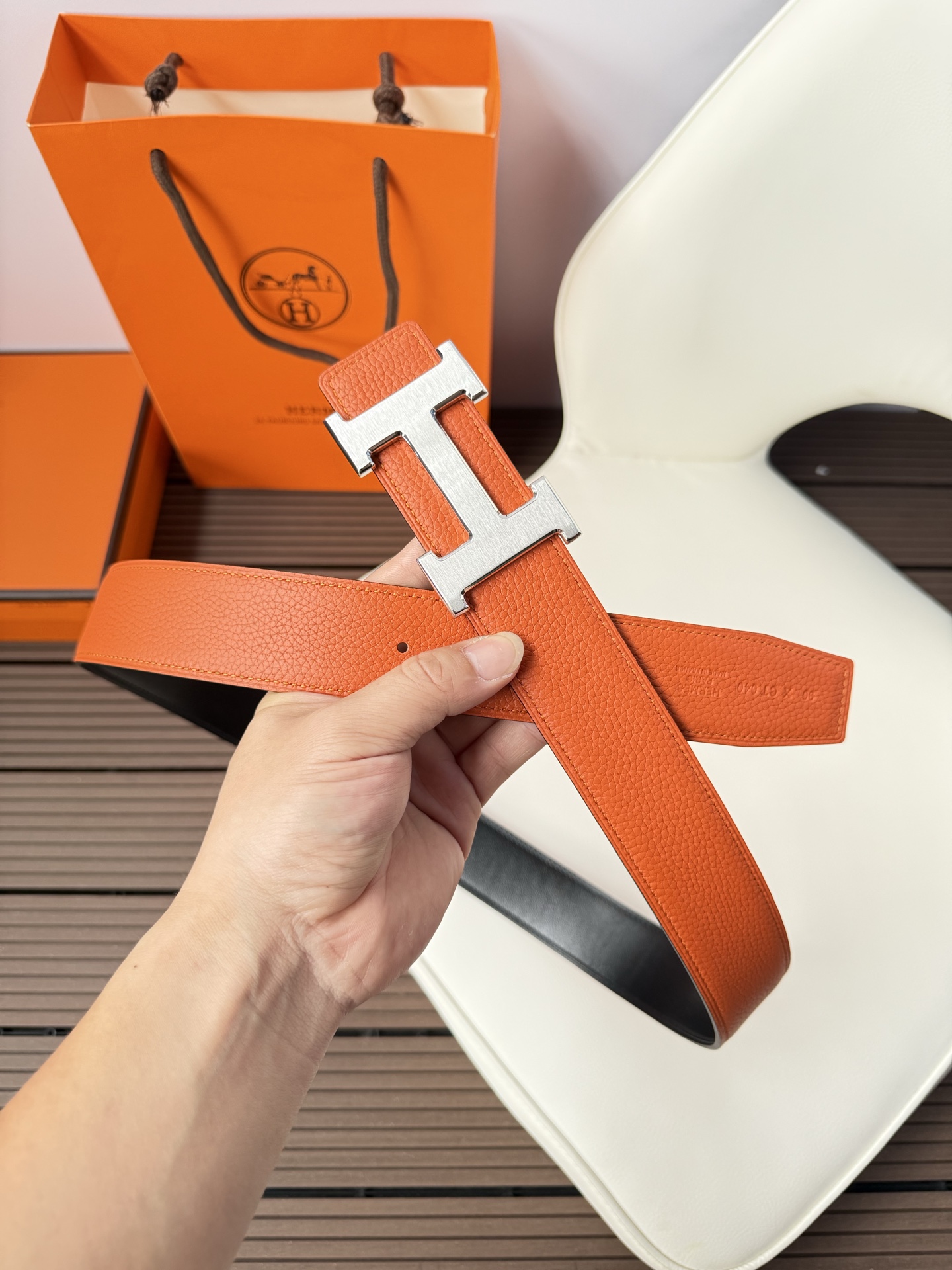 爱马仕（Hermès）男款腰带以其精湛的工艺、高品质的材料和经典的设计而备受推崇，是男士时尚配饰中的顶级