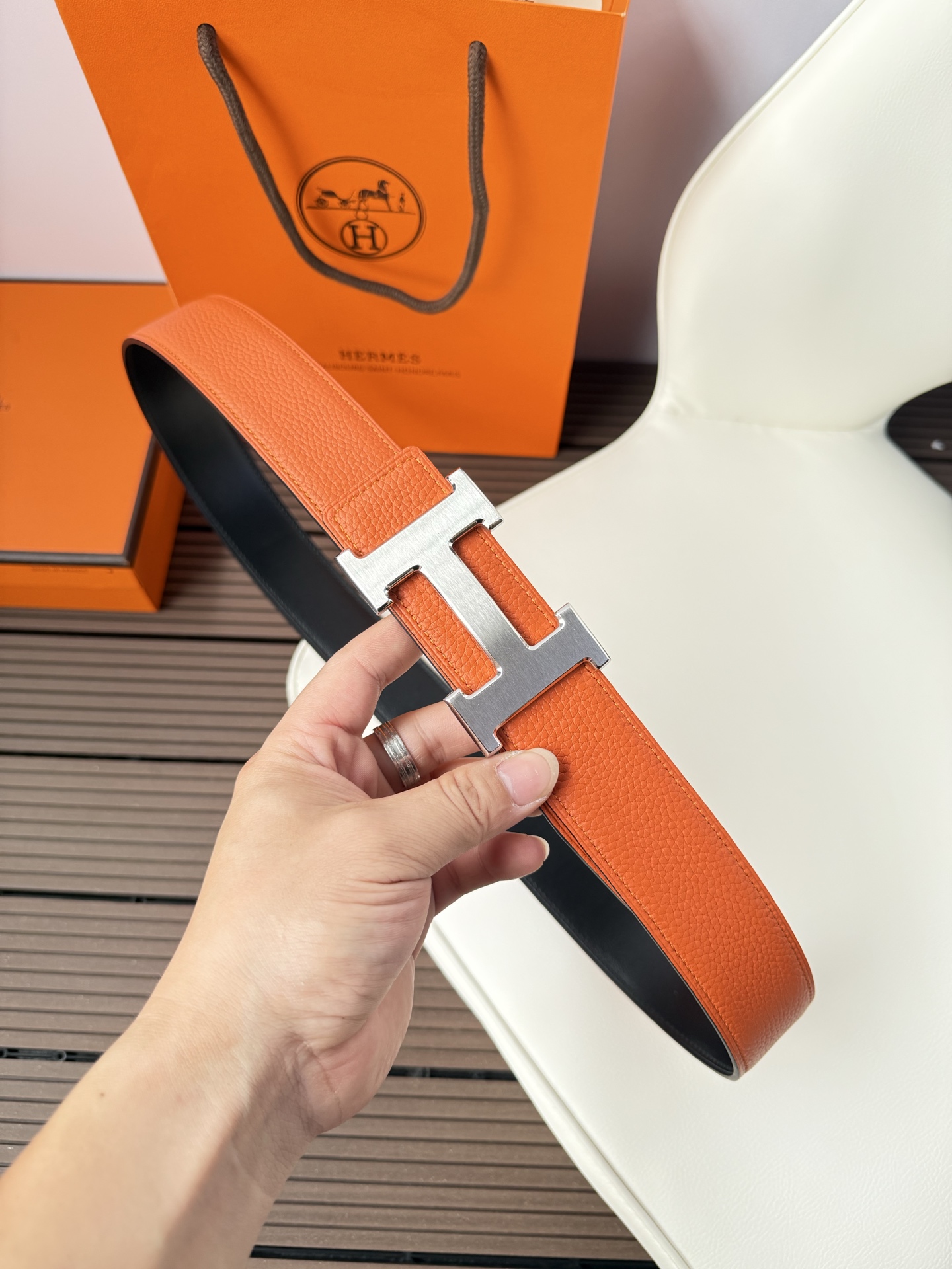 爱马仕（Hermès）男款腰带以其精湛的工艺、高品质的材料和经典的设计而备受推崇，是男士时尚配饰中的顶级