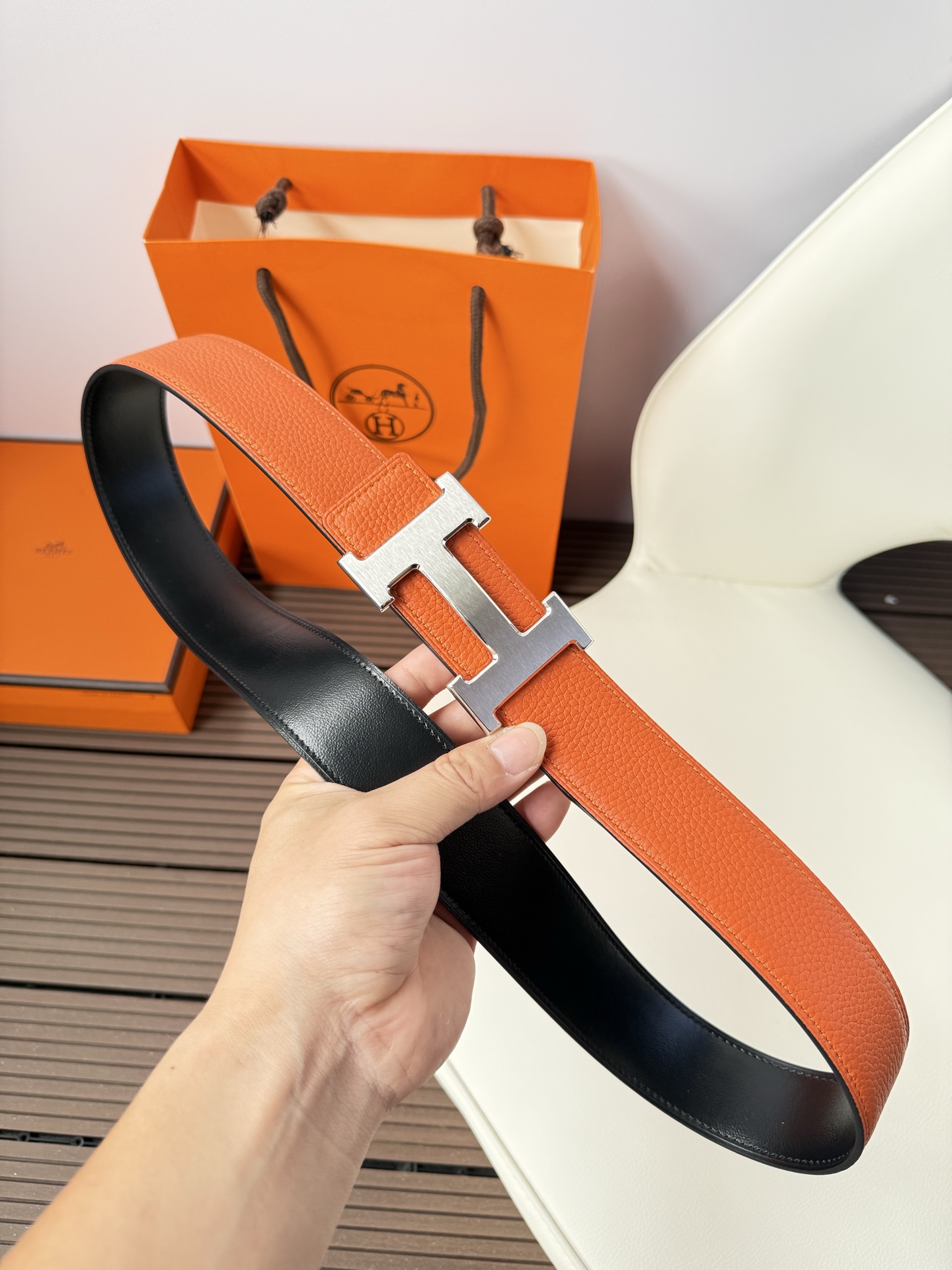 爱马仕（Hermès）男款腰带以其精湛的工艺、高品质的材料和经典的设计而备受推崇，是男士时尚配饰中的顶级