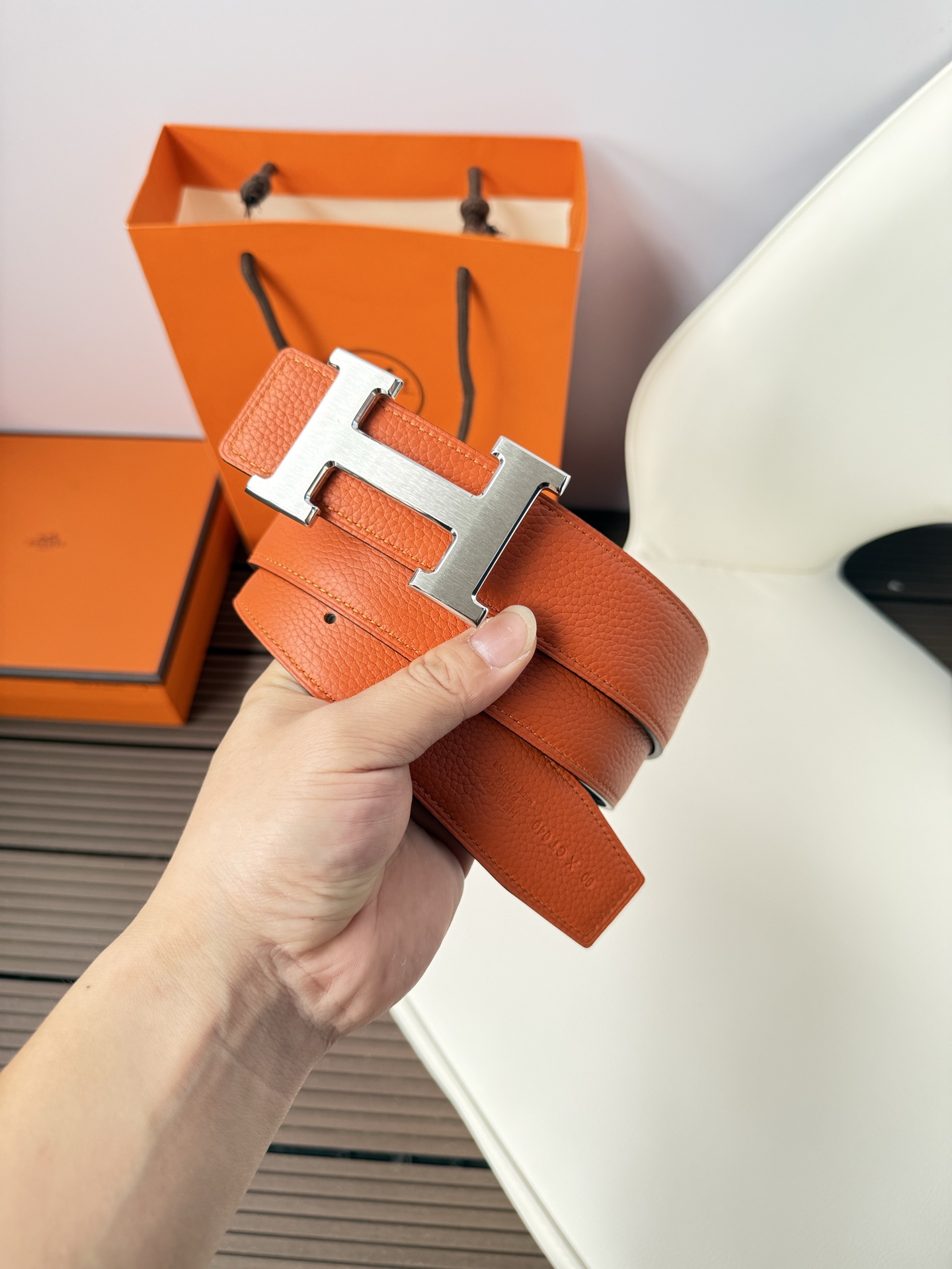 爱马仕（Hermès）男款腰带以其精湛的工艺、高品质的材料和经典的设计而备受推崇，是男士时尚配饰中的顶级