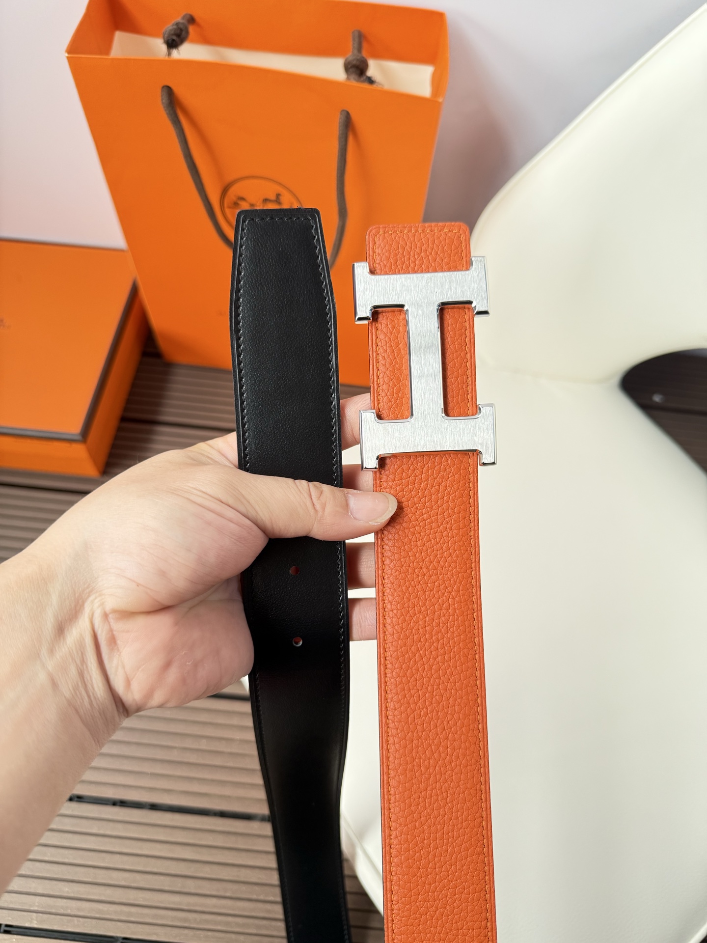 爱马仕（Hermès）男款腰带以其精湛的工艺、高品质的材料和经典的设计而备受推崇，是男士时尚配饰中的顶级