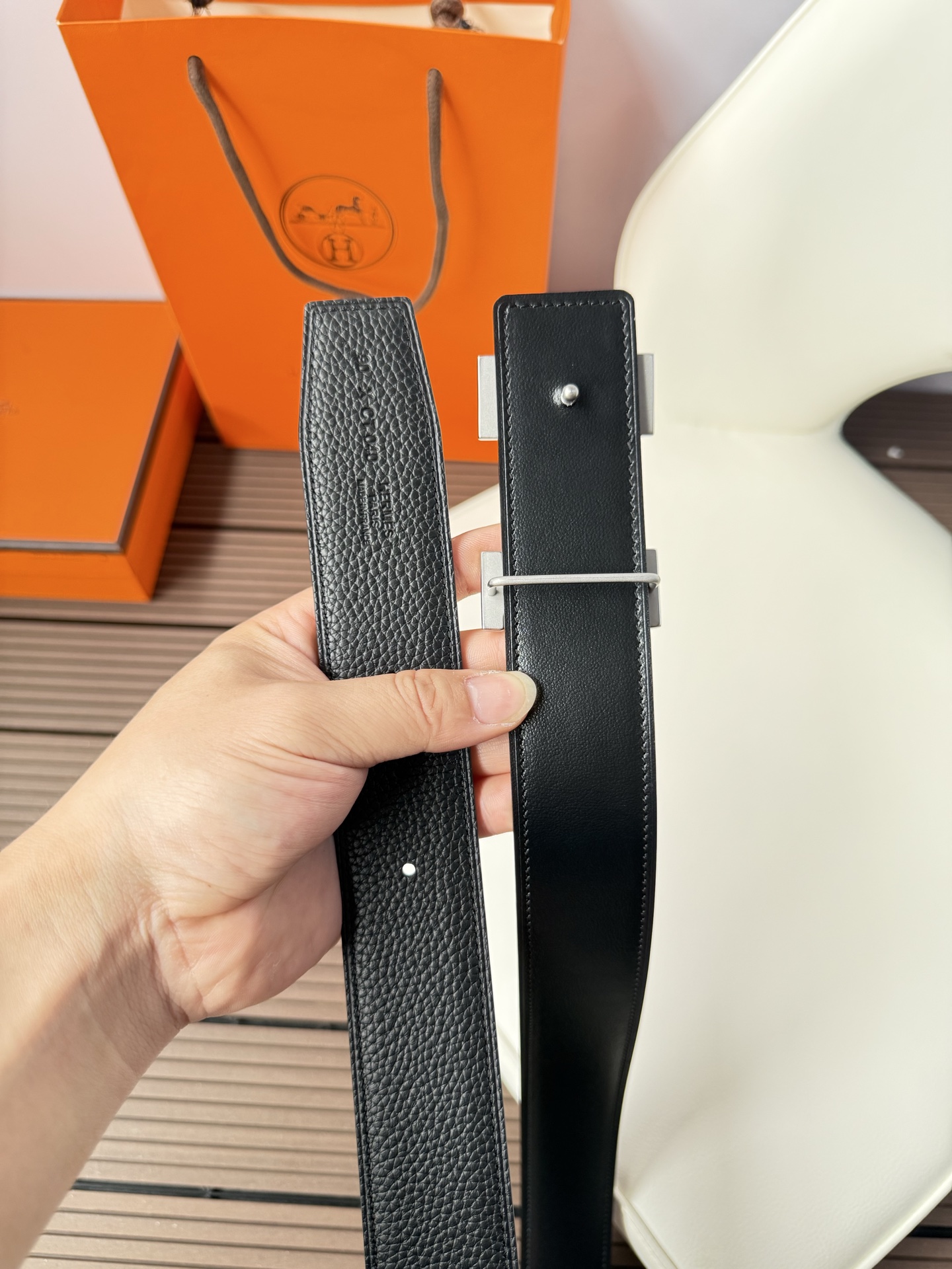 爱马仕（Hermès）男款腰带以其精湛的工艺、高品质的材料和经典的设计而备受推崇，是男士时尚配饰中的顶级