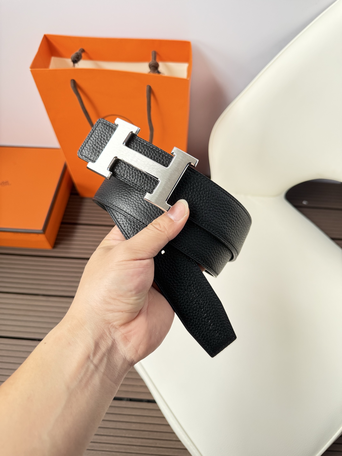 爱马仕（Hermès）男款腰带以其精湛的工艺、高品质的材料和经典的设计而备受推崇，是男士时尚配饰中的顶级