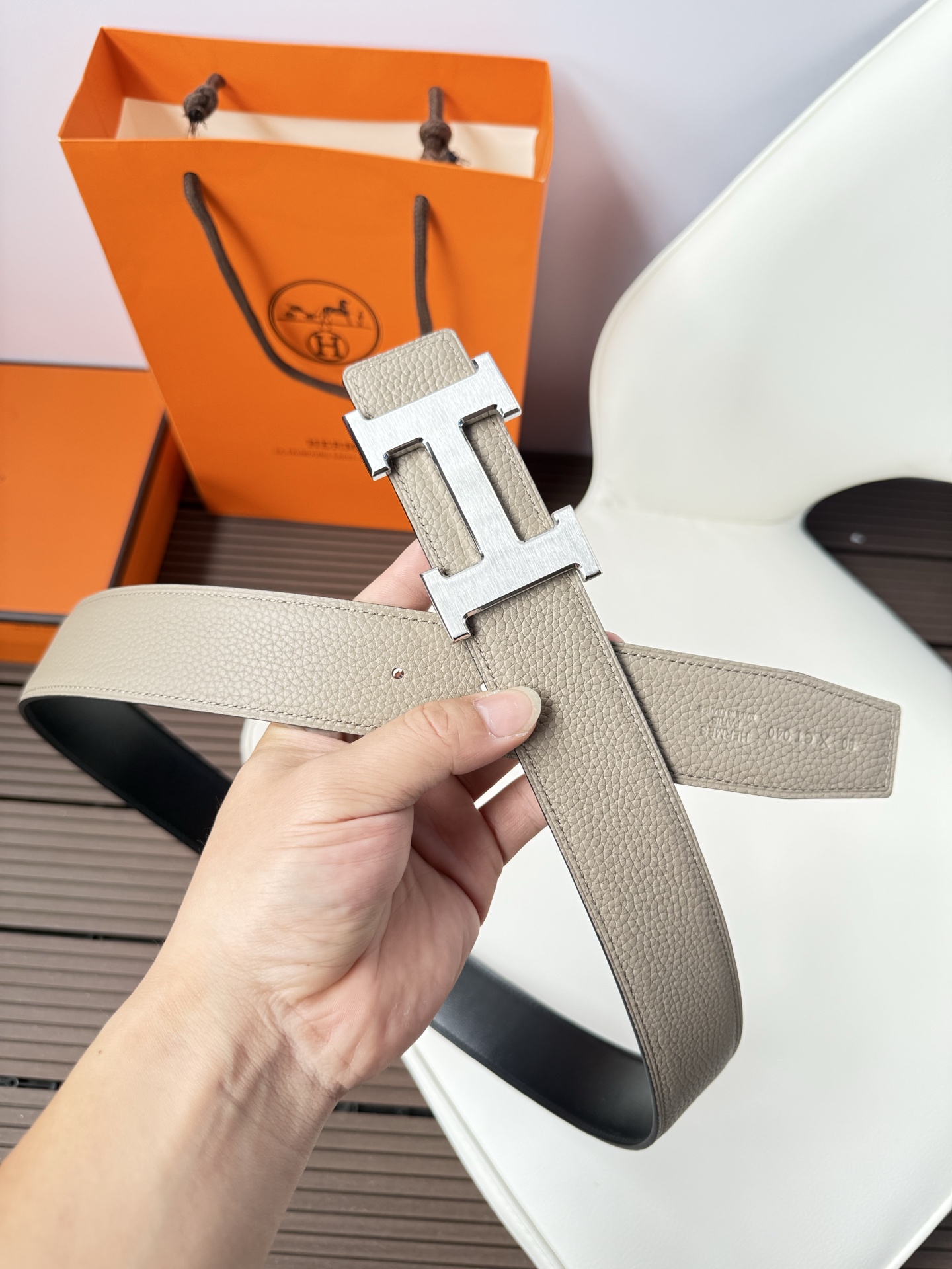 爱马仕（Hermès）男款腰带以其精湛的工艺、高品质的材料和经典的设计而备受推崇，是男士时尚配饰中的顶级