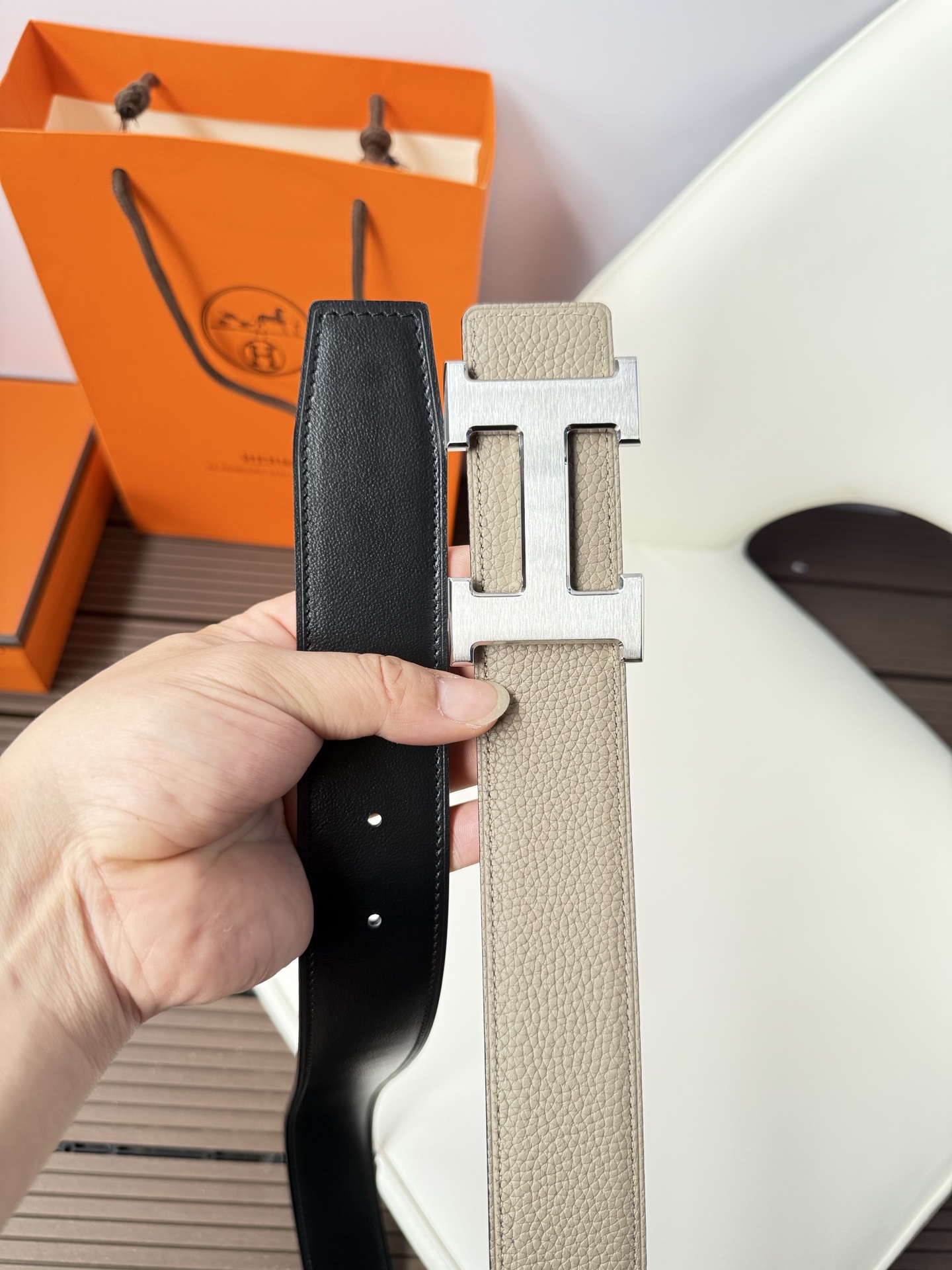 爱马仕（Hermès）男款腰带以其精湛的工艺、高品质的材料和经典的设计而备受推崇，是男士时尚配饰中的顶级