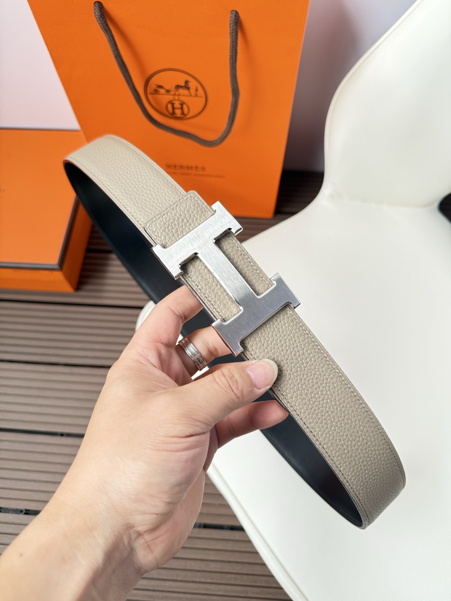 爱马仕（Hermès）男款腰带以其精湛的工艺、高品质的材料和经典的设计而备受推崇，是男士时尚配饰中的顶级