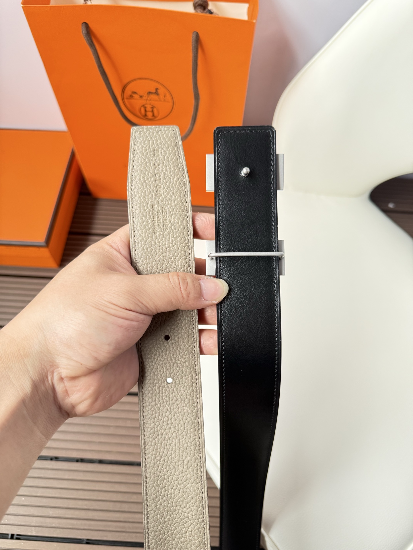 爱马仕（Hermès）男款腰带以其精湛的工艺、高品质的材料和经典的设计而备受推崇，是男士时尚配饰中的顶级