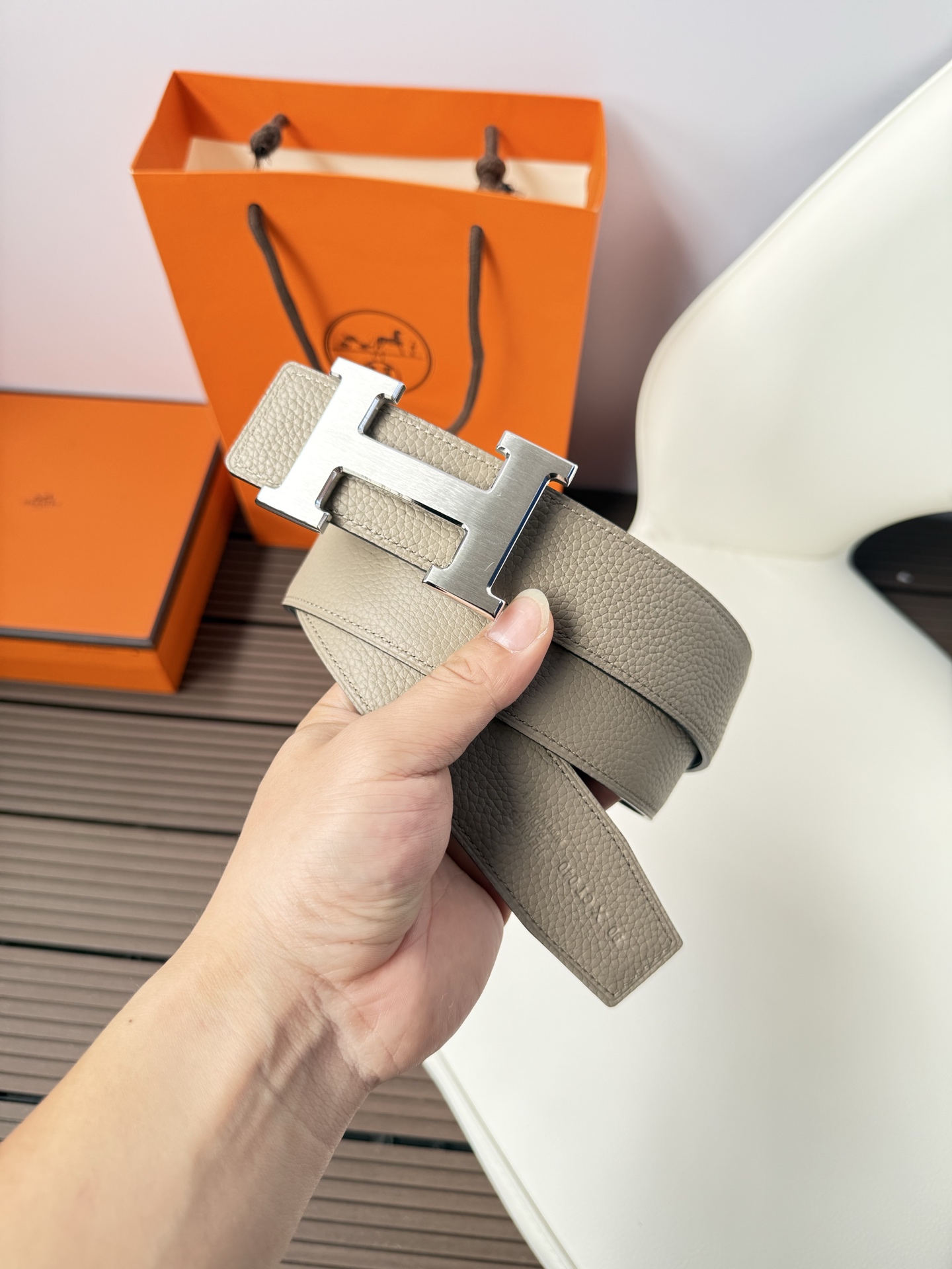 爱马仕（Hermès）男款腰带以其精湛的工艺、高品质的材料和经典的设计而备受推崇，是男士时尚配饰中的顶级