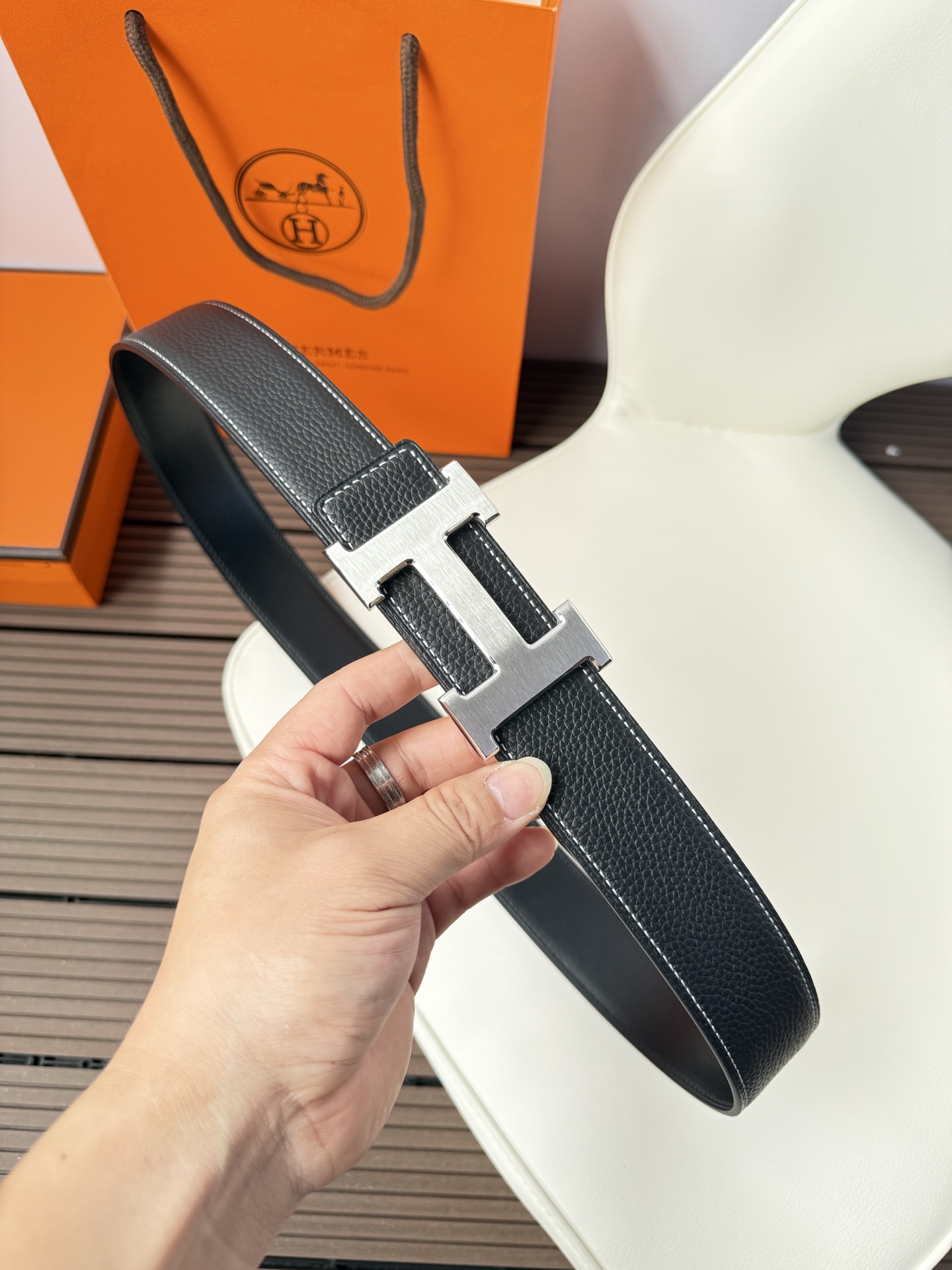 爱马仕（Hermès）男款腰带以其精湛的工艺、高品质的材料和经典的设计而备受推崇，是男士时尚配饰中的顶级