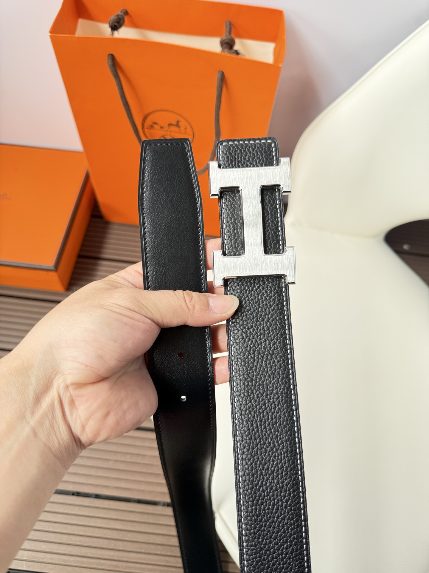 爱马仕（Hermès）男款腰带以其精湛的工艺、高品质的材料和经典的设计而备受推崇，是男士时尚配饰中的顶级