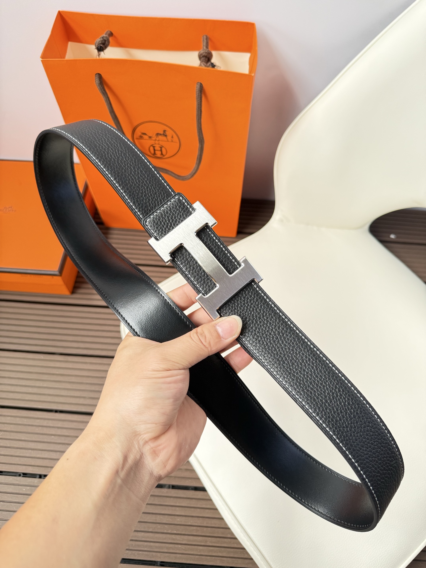 爱马仕（Hermès）男款腰带以其精湛的工艺、高品质的材料和经典的设计而备受推崇，是男士时尚配饰中的顶级