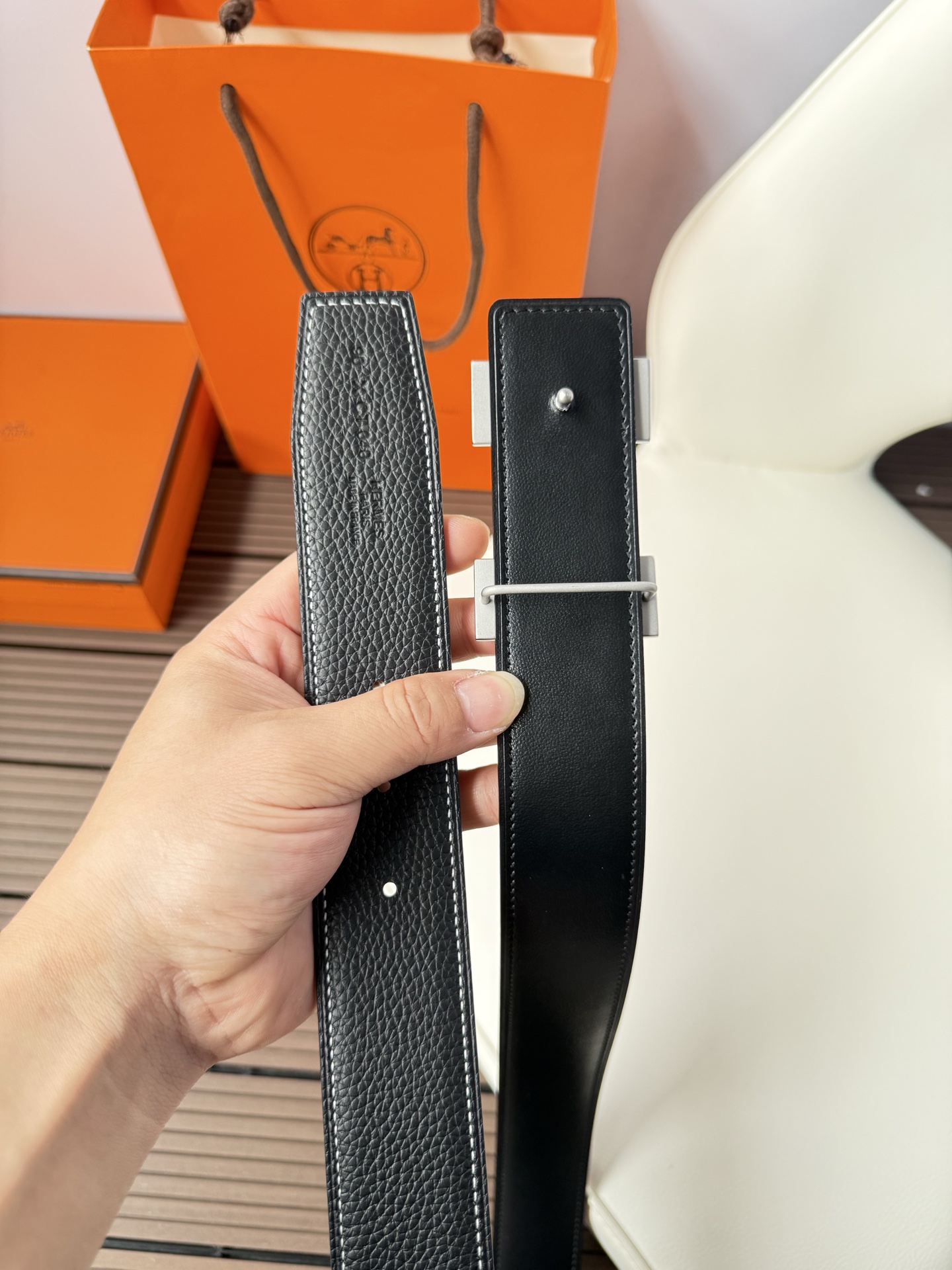 爱马仕（Hermès）男款腰带以其精湛的工艺、高品质的材料和经典的设计而备受推崇，是男士时尚配饰中的顶级