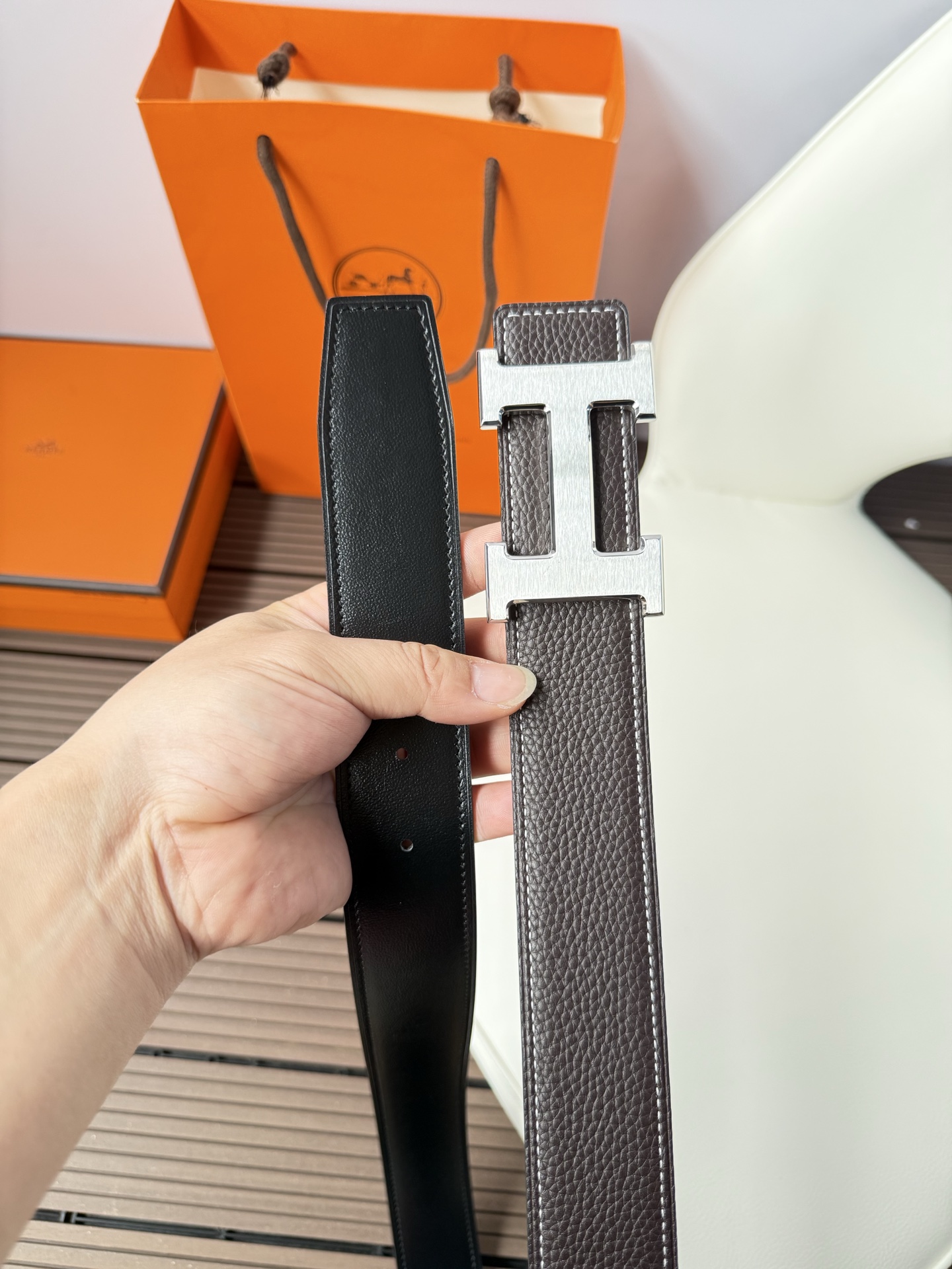 爱马仕（Hermès）男款腰带以其精湛的工艺、高品质的材料和经典的设计而备受推崇，是男士时尚配饰中的顶级