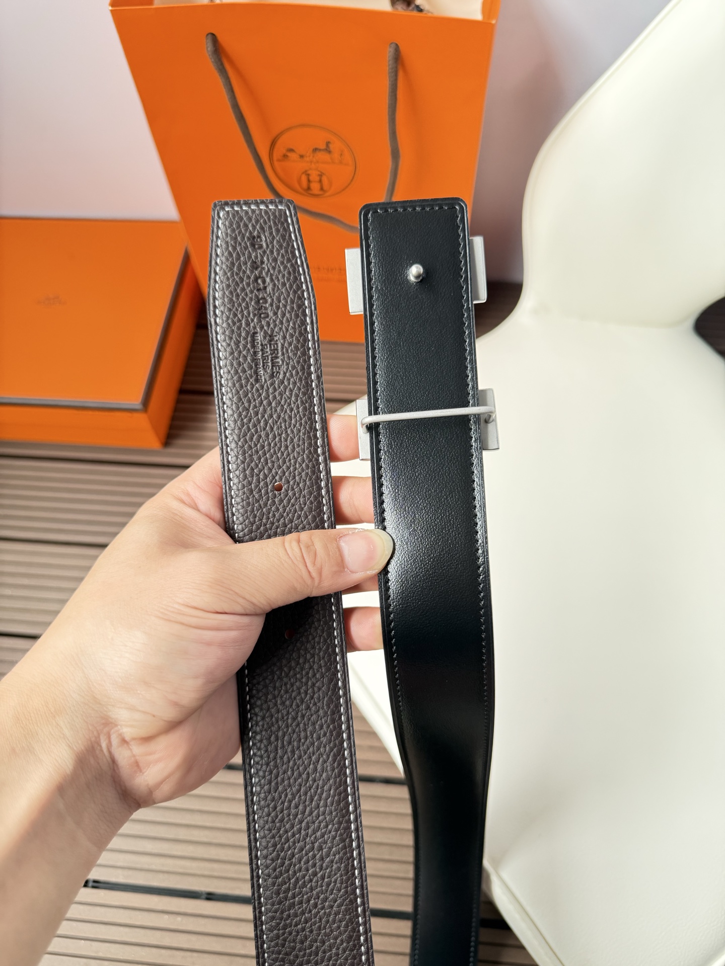 爱马仕（Hermès）男款腰带以其精湛的工艺、高品质的材料和经典的设计而备受推崇，是男士时尚配饰中的顶级