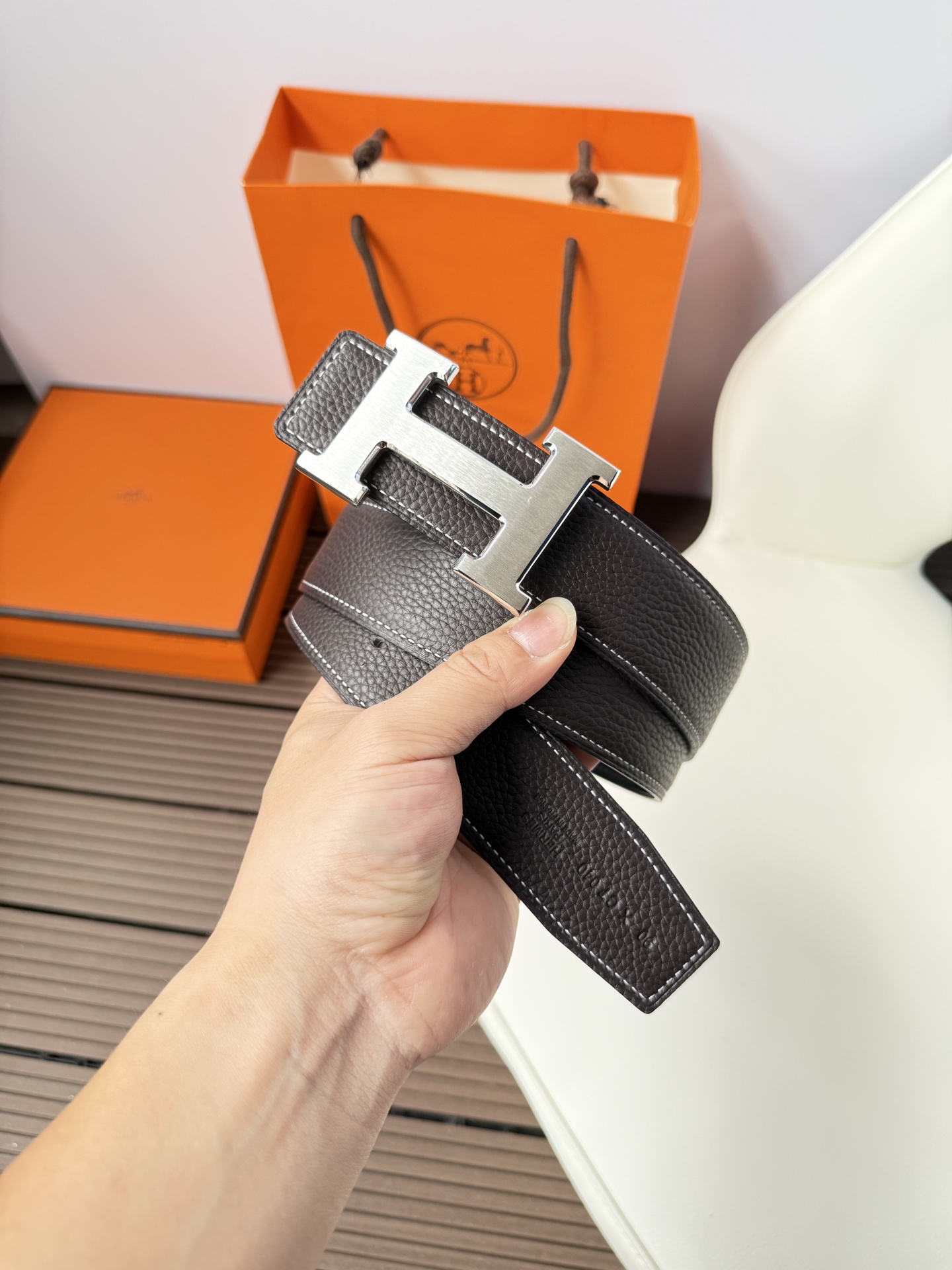 爱马仕（Hermès）男款腰带以其精湛的工艺、高品质的材料和经典的设计而备受推崇，是男士时尚配饰中的顶级