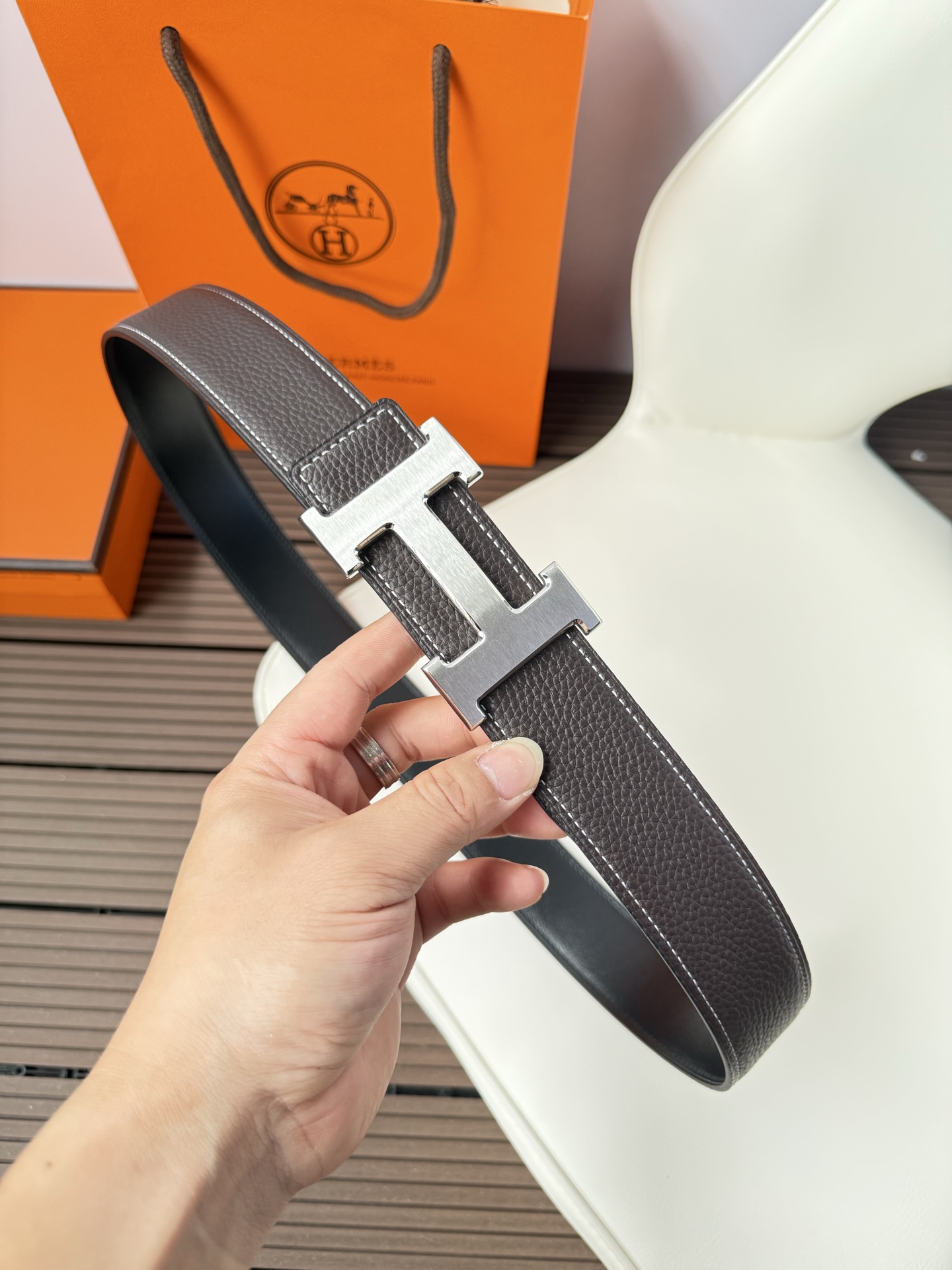 爱马仕（Hermès）男款腰带以其精湛的工艺、高品质的材料和经典的设计而备受推崇，是男士时尚配饰中的顶级