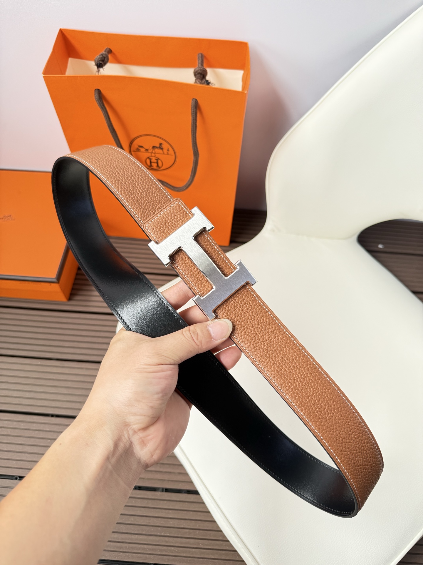 爱马仕（Hermès）男款腰带以其精湛的工艺、高品质的材料和经典的设计而备受推崇，是男士时尚配饰中的顶级