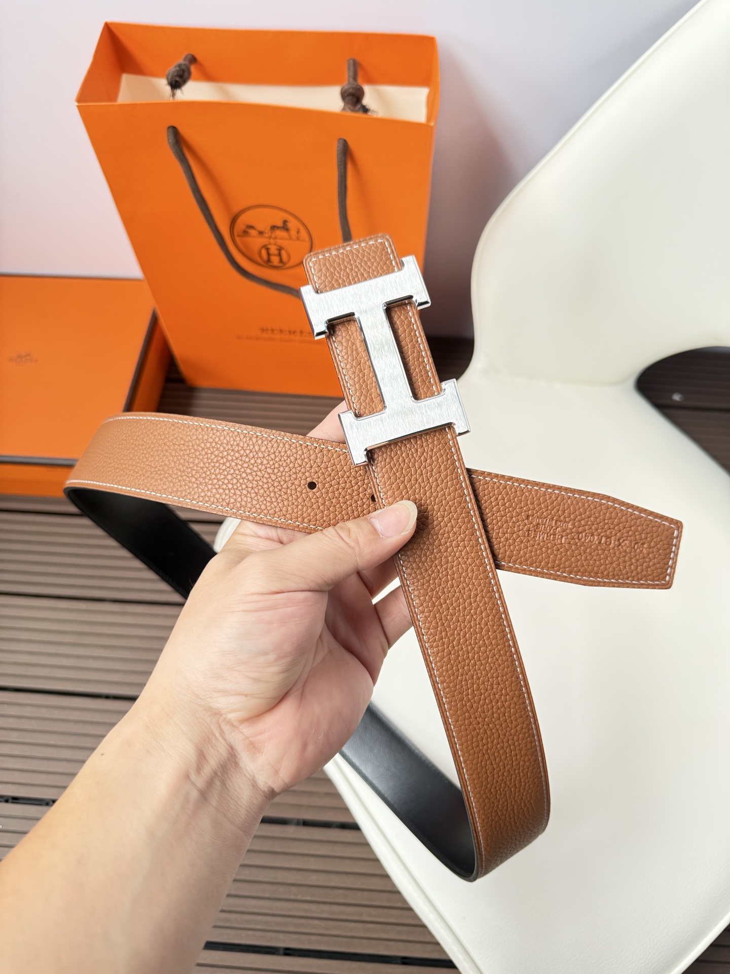 爱马仕（Hermès）男款腰带以其精湛的工艺、高品质的材料和经典的设计而备受推崇，是男士时尚配饰中的顶级