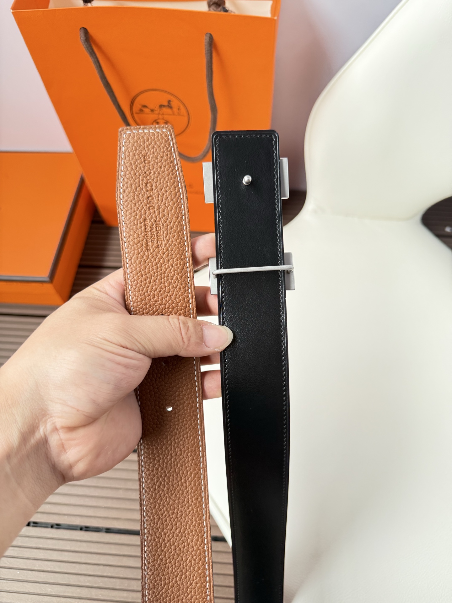 爱马仕（Hermès）男款腰带以其精湛的工艺、高品质的材料和经典的设计而备受推崇，是男士时尚配饰中的顶级