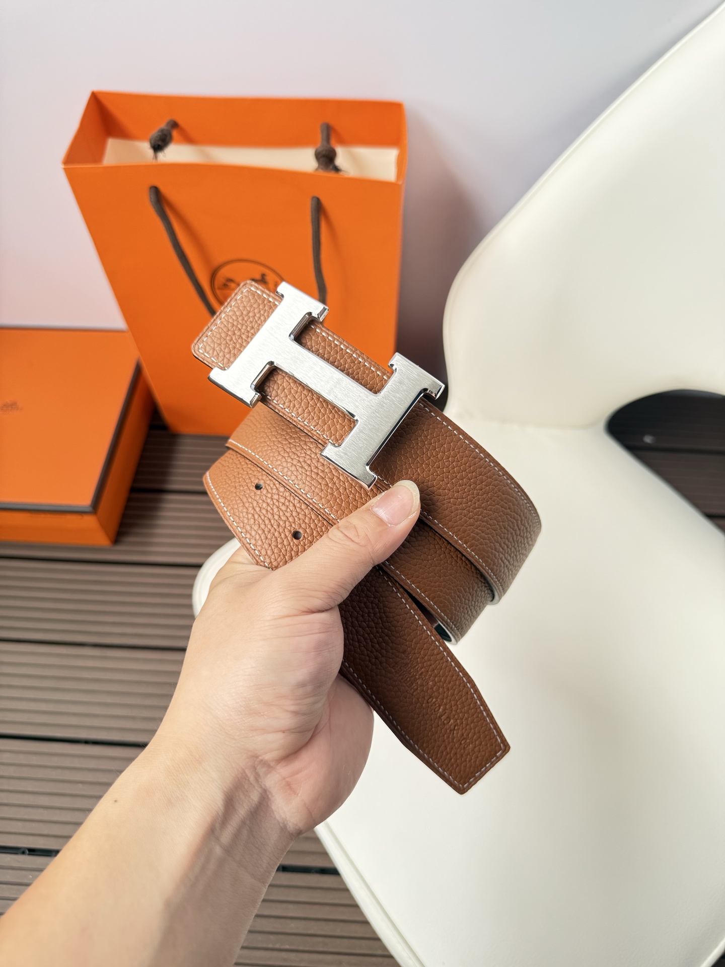 爱马仕（Hermès）男款腰带以其精湛的工艺、高品质的材料和经典的设计而备受推崇，是男士时尚配饰中的顶级