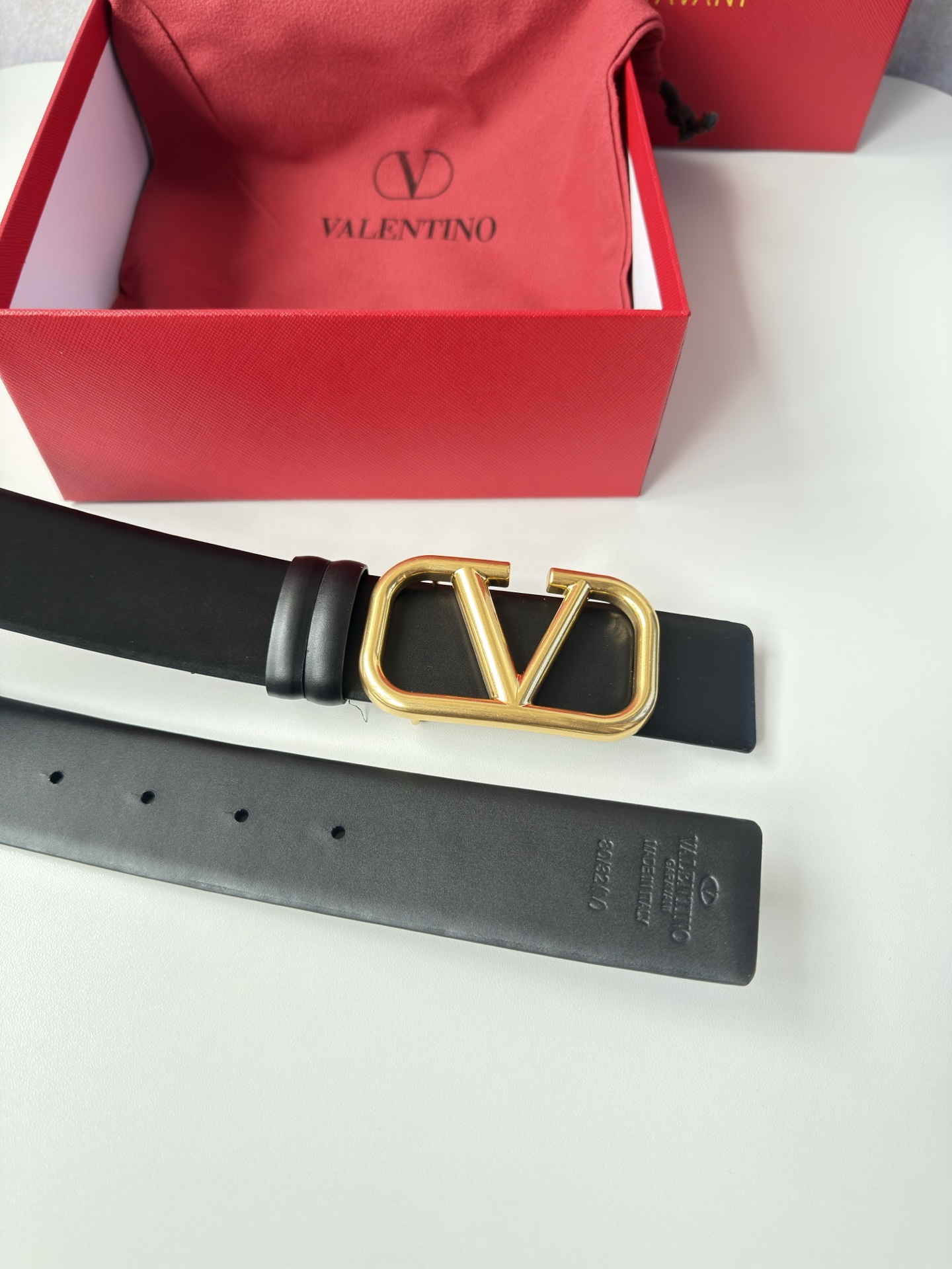 NO:641677,Valentino 40mm double-sided first-layer cowhide material, classic double-sided color, dual-use model, double-sided first-layer cowhide belt with Valentino boutique hollow buckle, gorgeous and elegant, belt, valentino, cowhide19860909华伦天奴40mm 双面头层牛皮料 经典款双面色一带两用款 双面头层牛皮腰带搭配华伦精品镂空扣,华丽优雅,皮带,valentino,cowhide,Belt