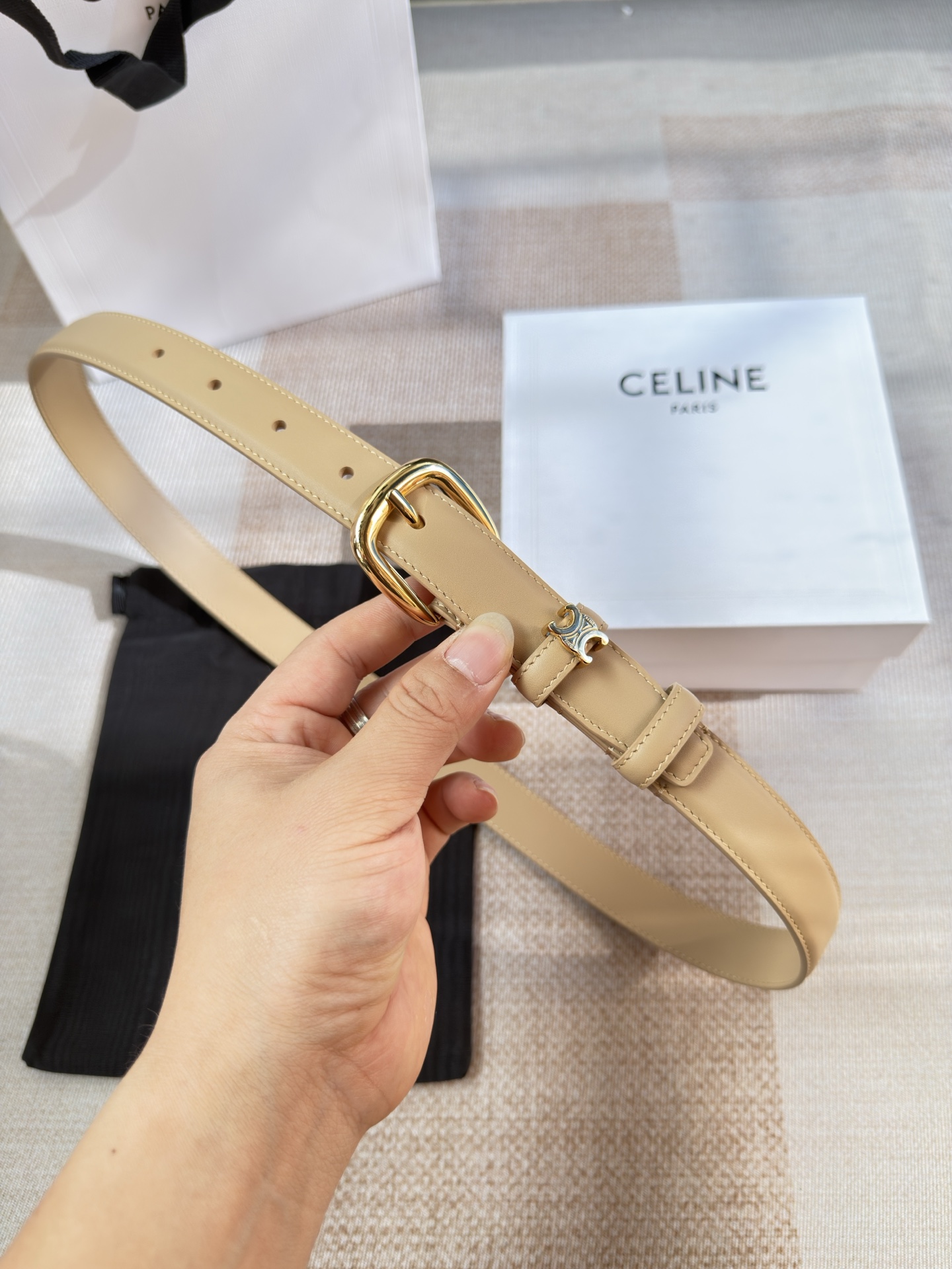 Кожаный ремень с круглой пряжкой бежевого цвета Celine