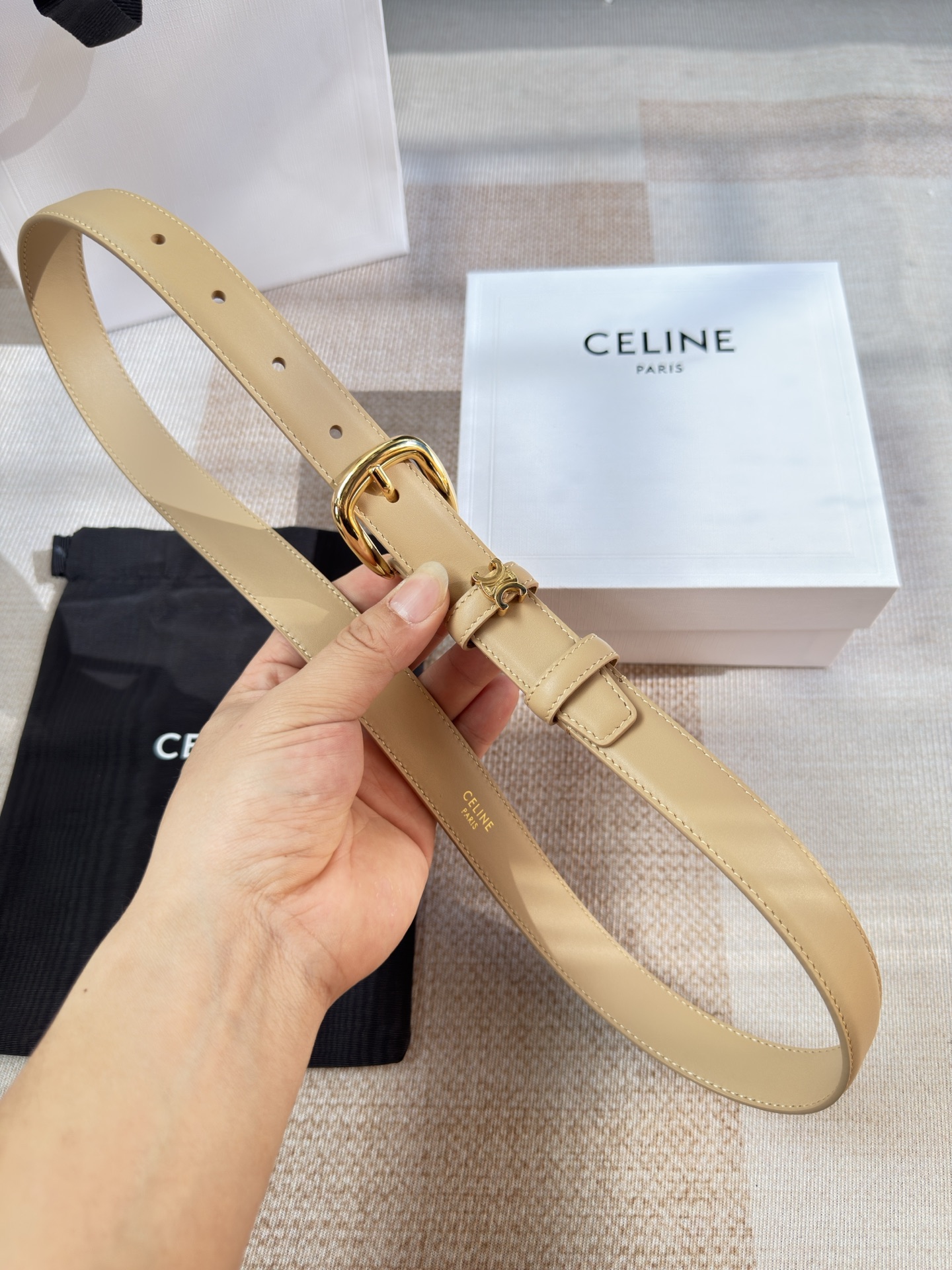Кожаный ремень с круглой пряжкой бежевого цвета Celine