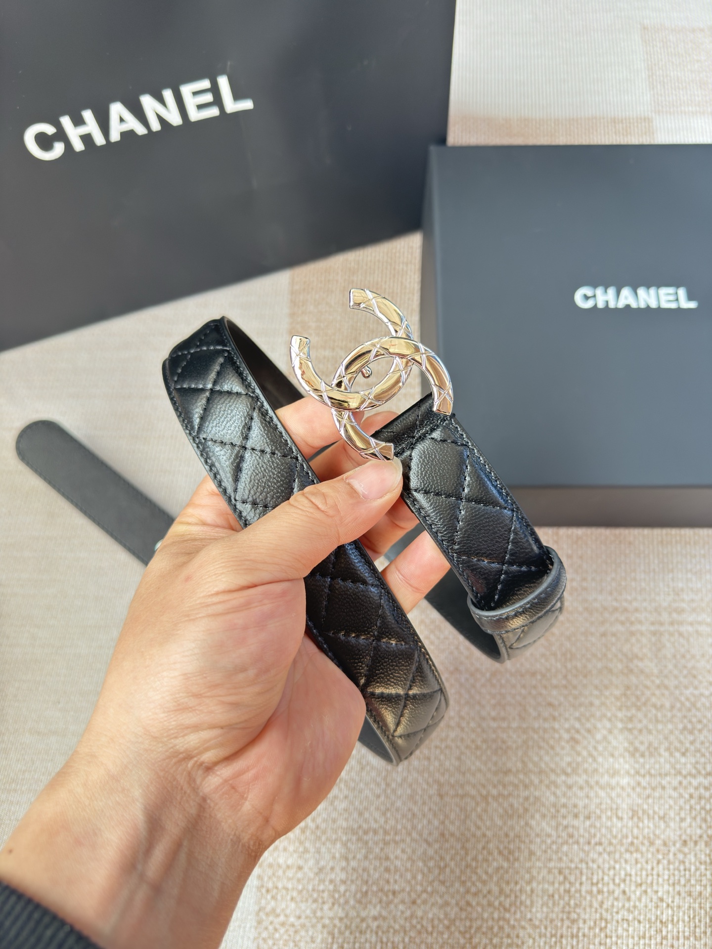 香家新款女士腰带经典金属双C字母标志，采用菱格羊皮，羊皮质感超柔软，五金扣头做工非常好，显示腰型，巨百搭