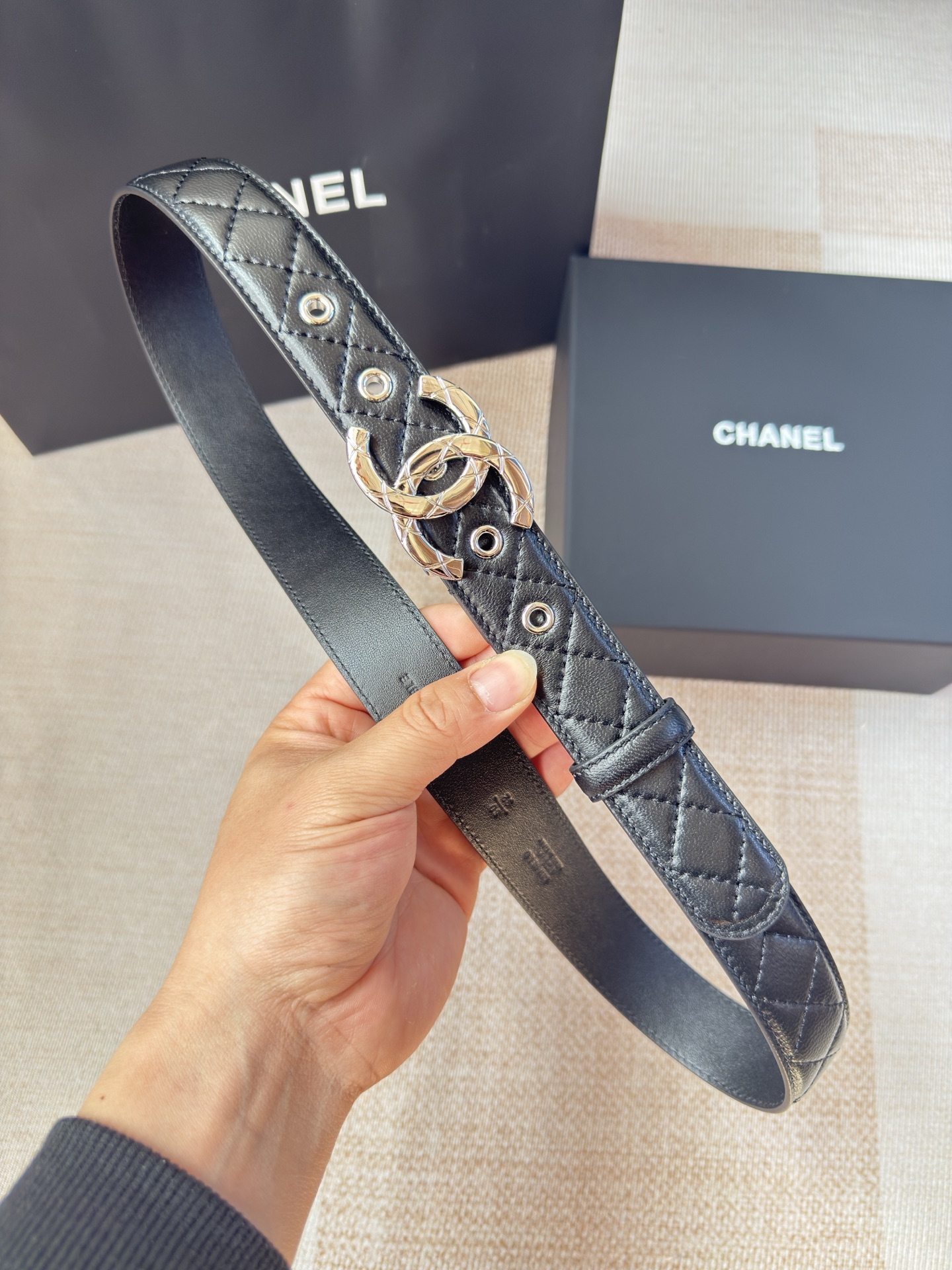 香家新款女士腰带经典金属双C字母标志，采用菱格羊皮，羊皮质感超柔软，五金扣头做工非常好，显示腰型，巨百搭