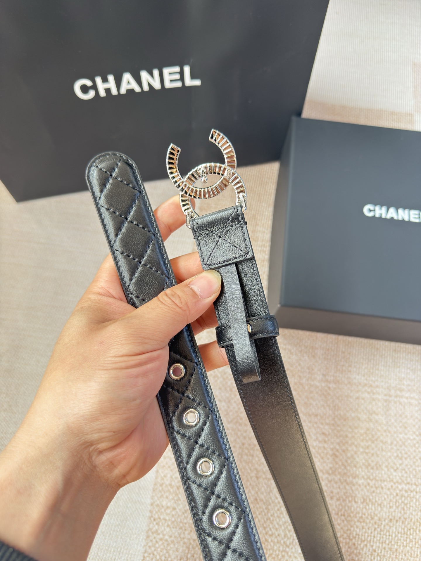 香家新款女士腰带经典金属双C字母标志，采用菱格羊皮，羊皮质感超柔软，五金扣头做工非常好，显示腰型，巨百搭