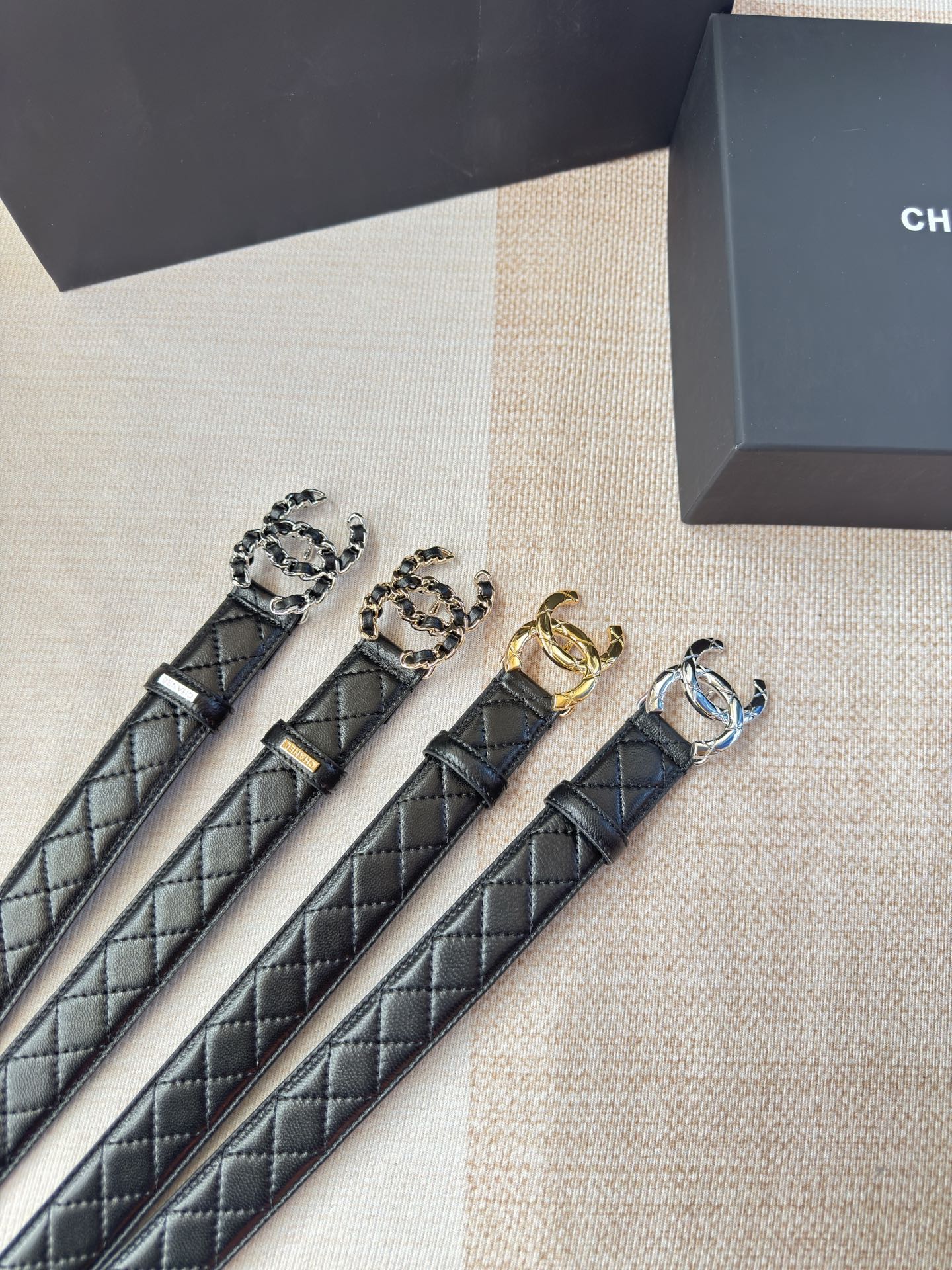 香家新款女士腰带经典金属双C字母标志，采用菱格羊皮，羊皮质感超柔软，五金扣头做工非常好，显示腰型，巨百搭