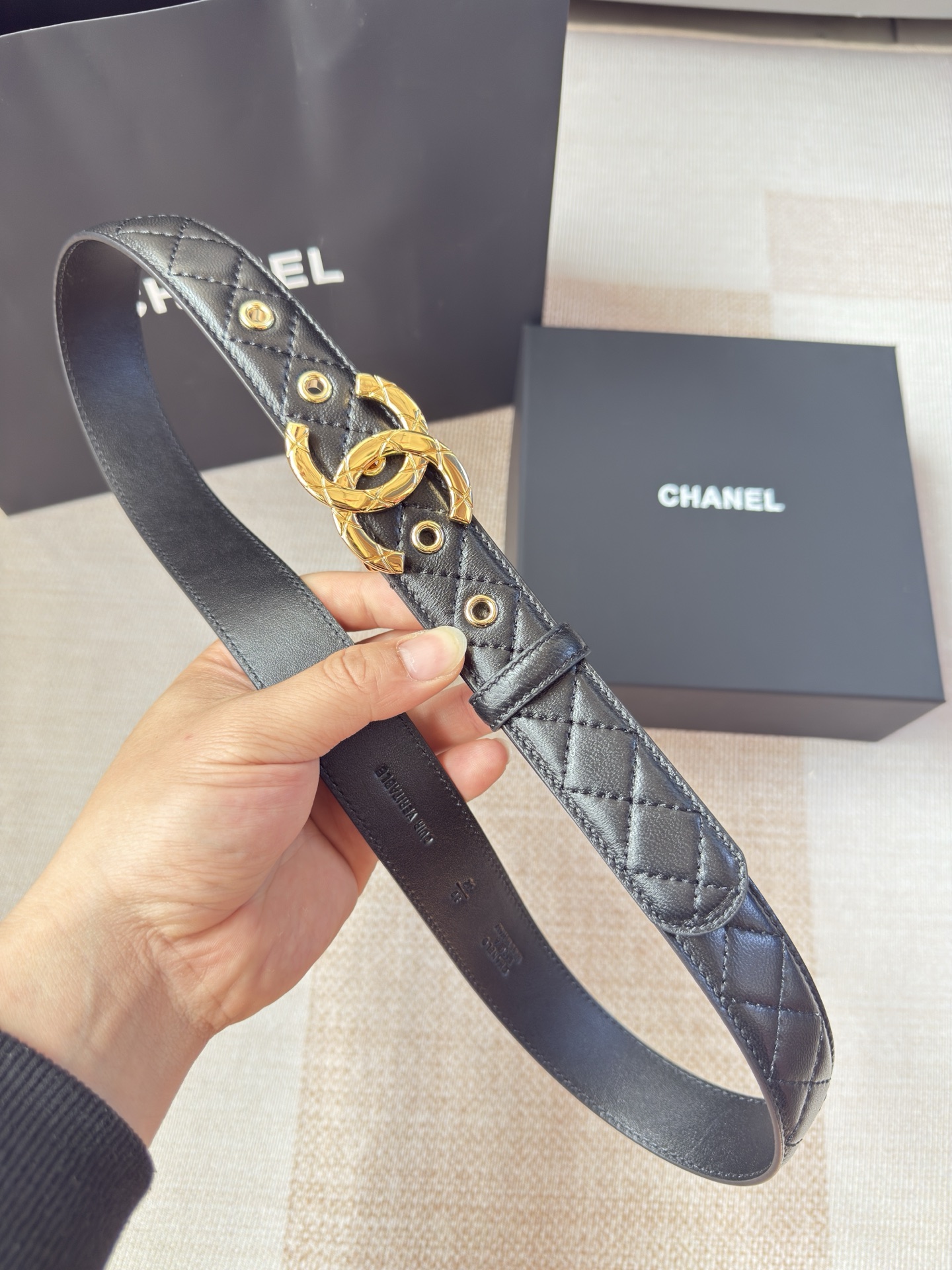 香家新款女士腰带经典金属双C字母标志，采用菱格羊皮，羊皮质感超柔软，五金扣头做工非常好，显示腰型，巨百搭