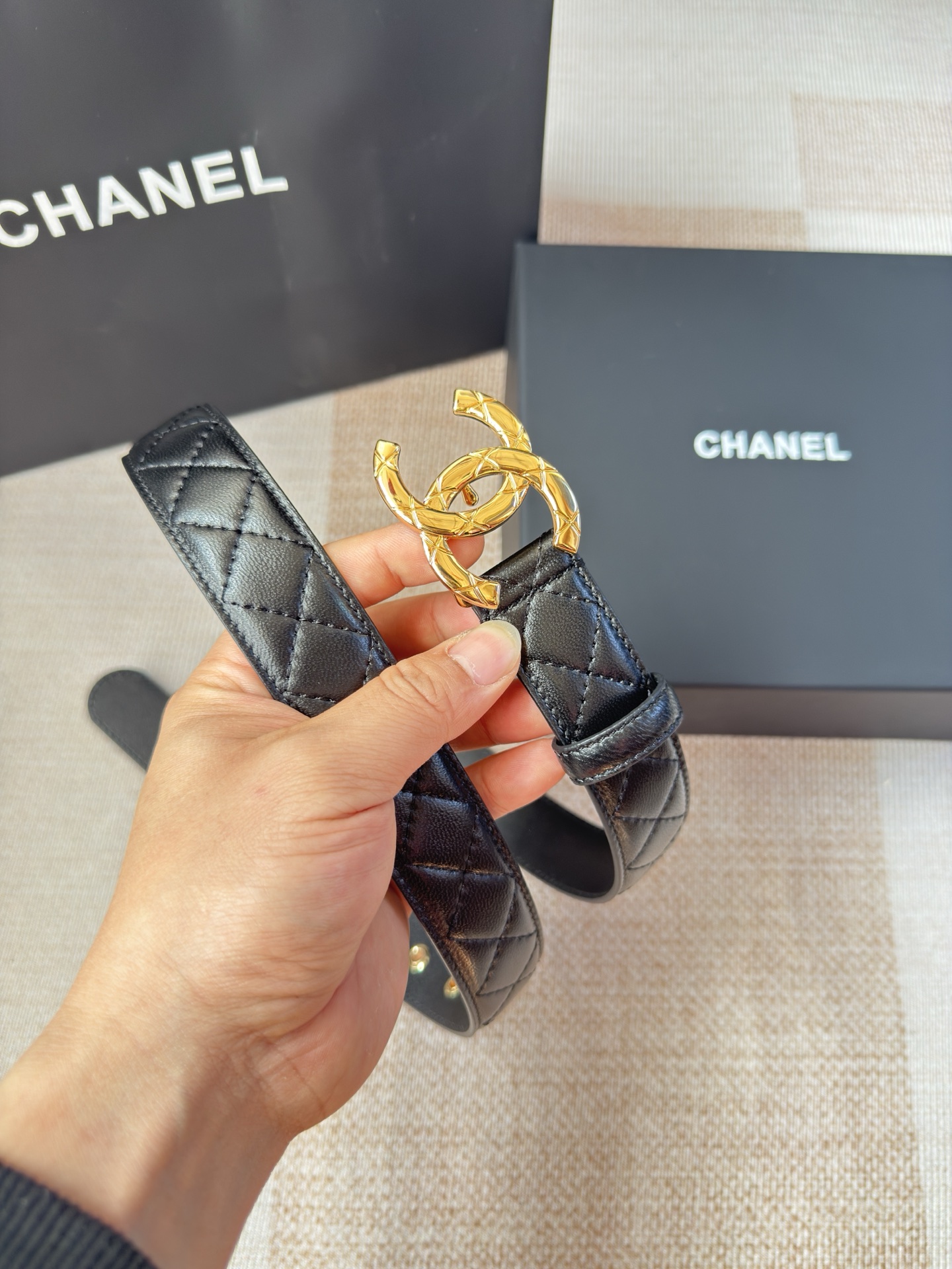 香家新款女士腰带经典金属双C字母标志，采用菱格羊皮，羊皮质感超柔软，五金扣头做工非常好，显示腰型，巨百搭