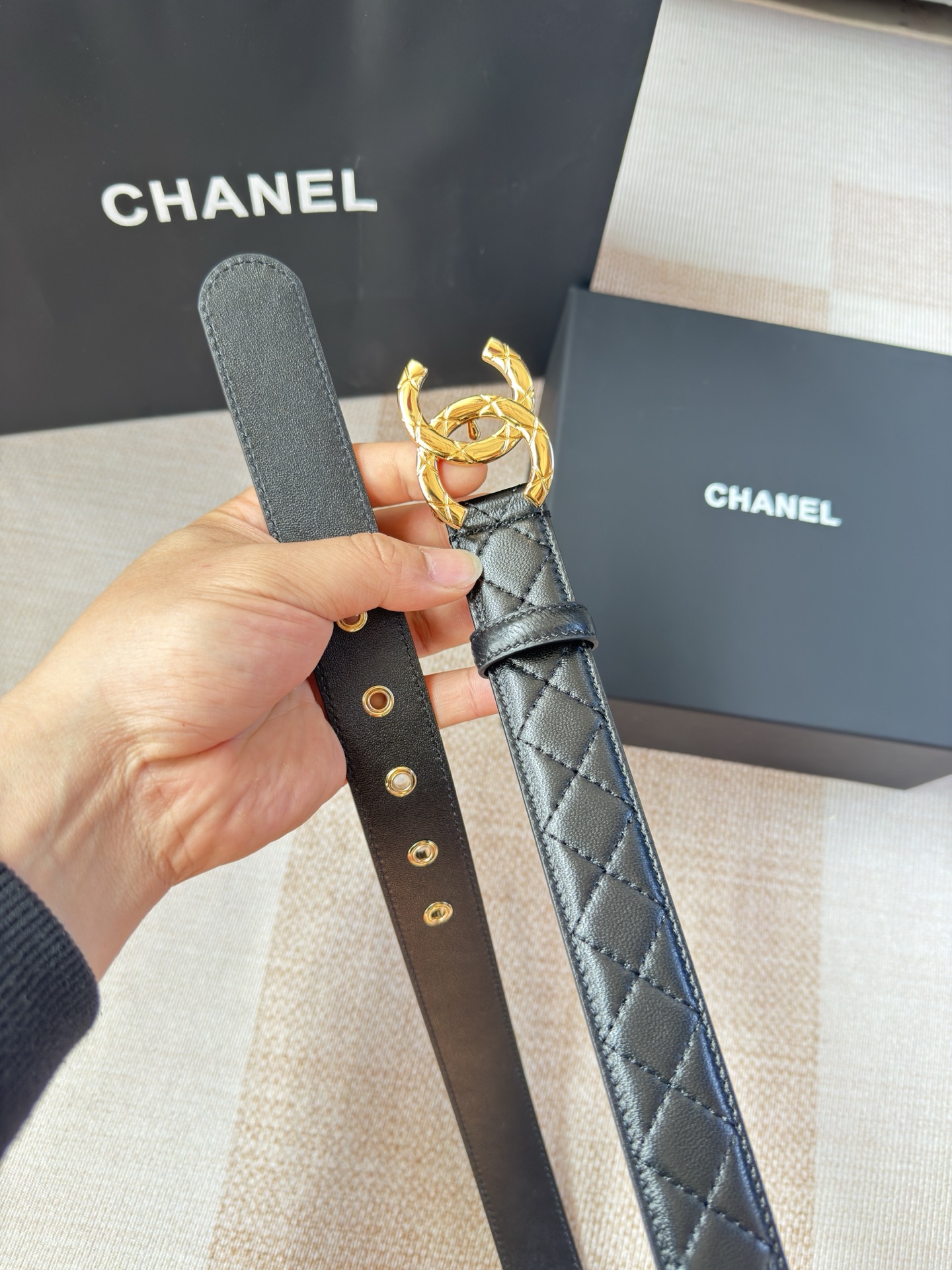 香家新款女士腰带经典金属双C字母标志，采用菱格羊皮，羊皮质感超柔软，五金扣头做工非常好，显示腰型，巨百搭