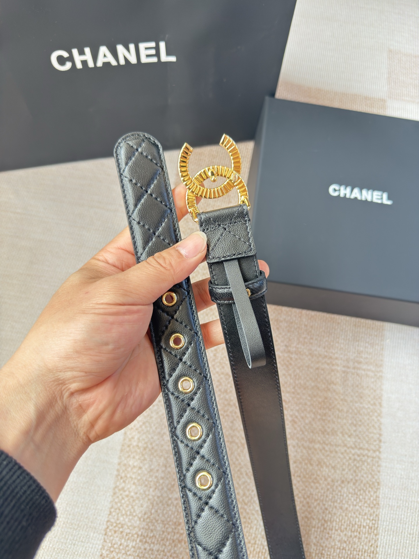 香家新款女士腰带经典金属双C字母标志，采用菱格羊皮，羊皮质感超柔软，五金扣头做工非常好，显示腰型，巨百搭