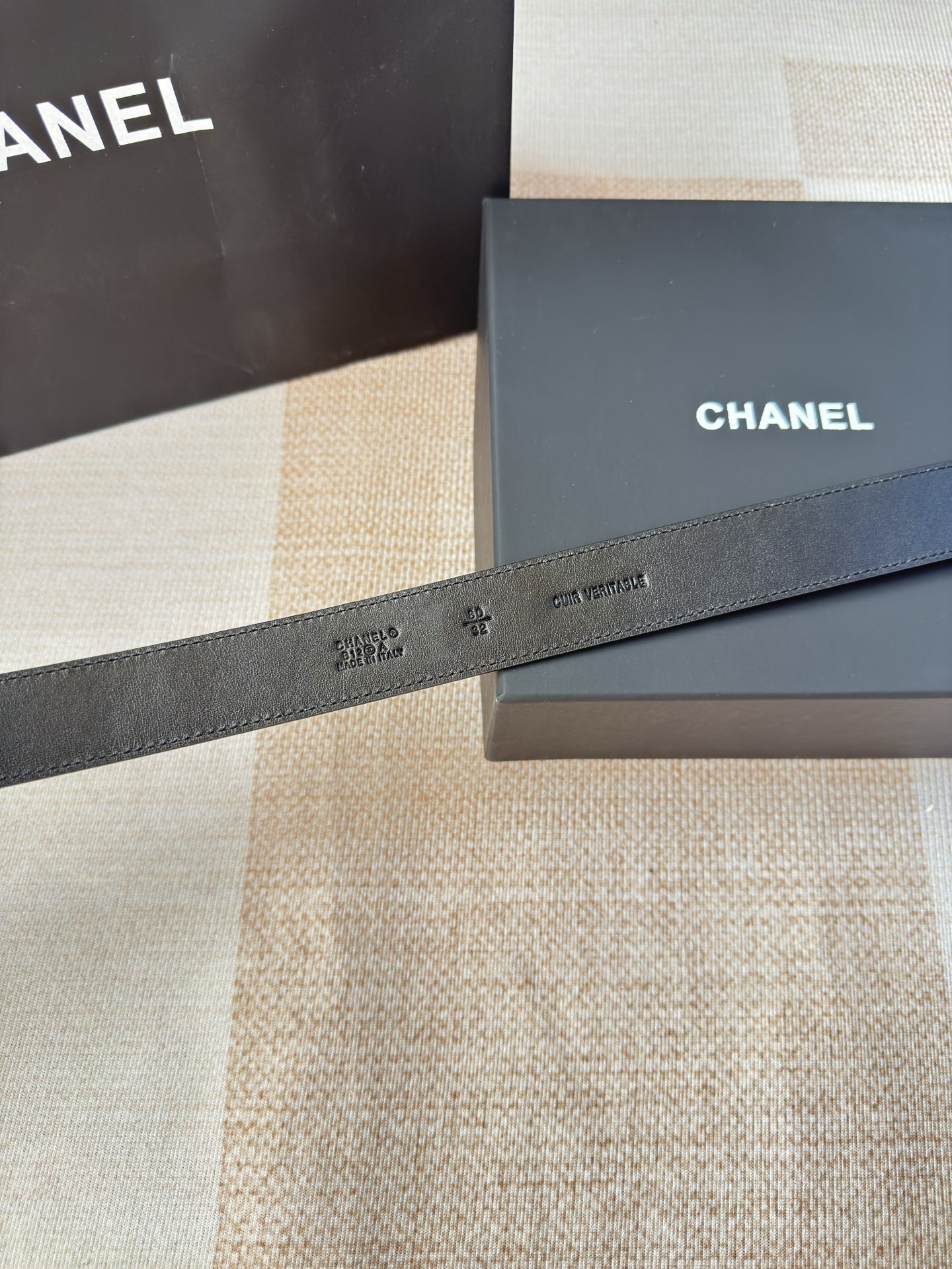 香家新款女士腰带经典金属双C字母标志，采用菱格羊皮，羊皮质感超柔软，五金扣头做工非常好，显示腰型，巨百搭