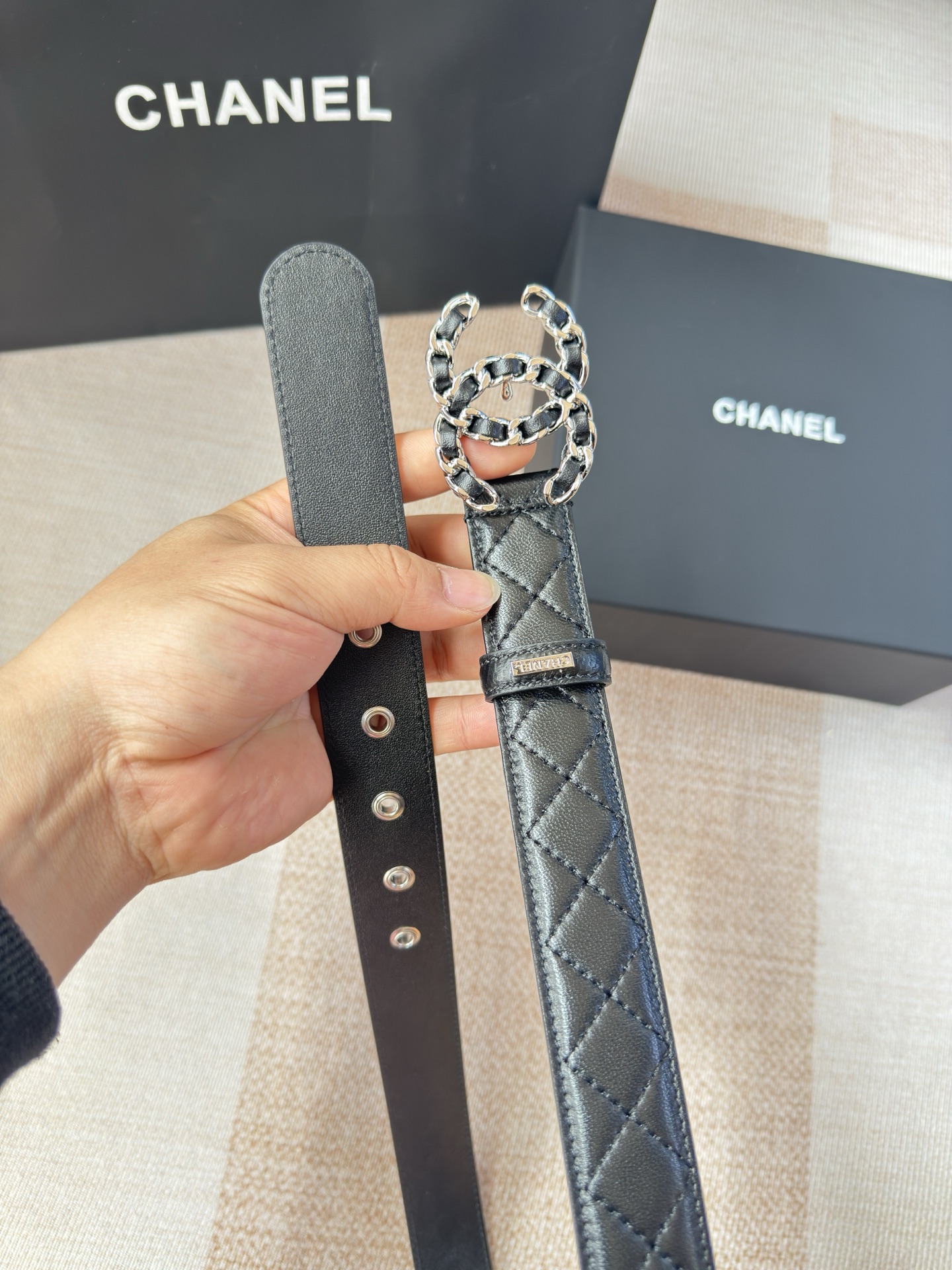 香家新款女士腰带经典金属双C字母标志，采用菱格羊皮，羊皮质感超柔软，五金扣头做工非常好，显示腰型，巨百搭