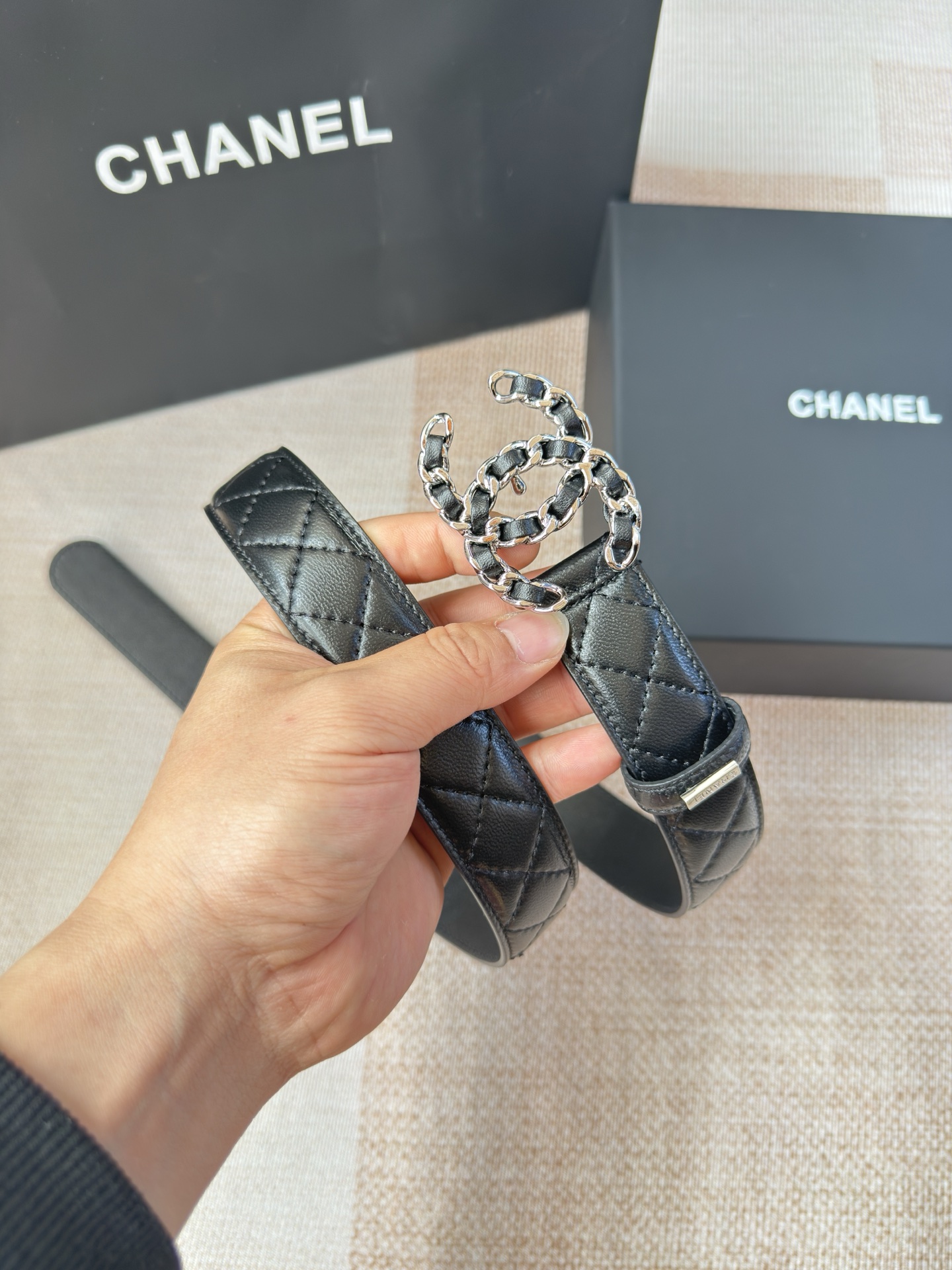 香家新款女士腰带经典金属双C字母标志，采用菱格羊皮，羊皮质感超柔软，五金扣头做工非常好，显示腰型，巨百搭