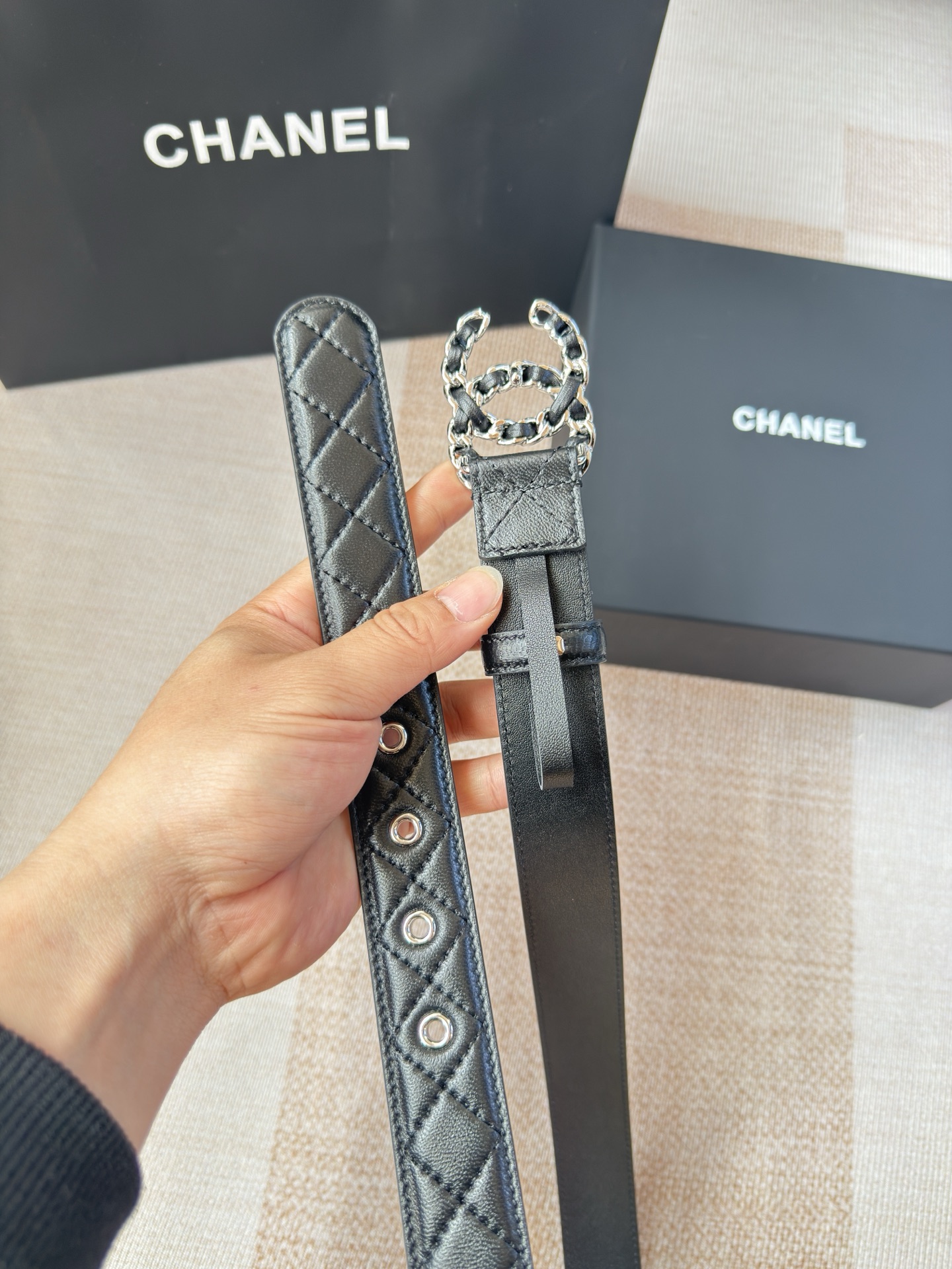 香家新款女士腰带经典金属双C字母标志，采用菱格羊皮，羊皮质感超柔软，五金扣头做工非常好，显示腰型，巨百搭