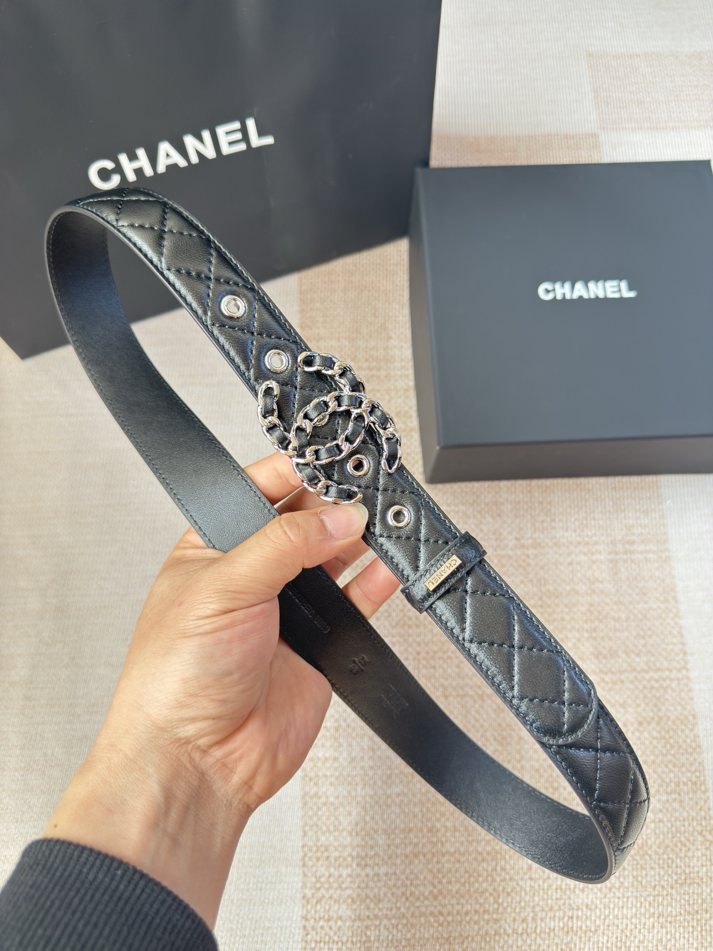 香家新款女士腰带经典金属双C字母标志，采用菱格羊皮，羊皮质感超柔软，五金扣头做工非常好，显示腰型，巨百搭