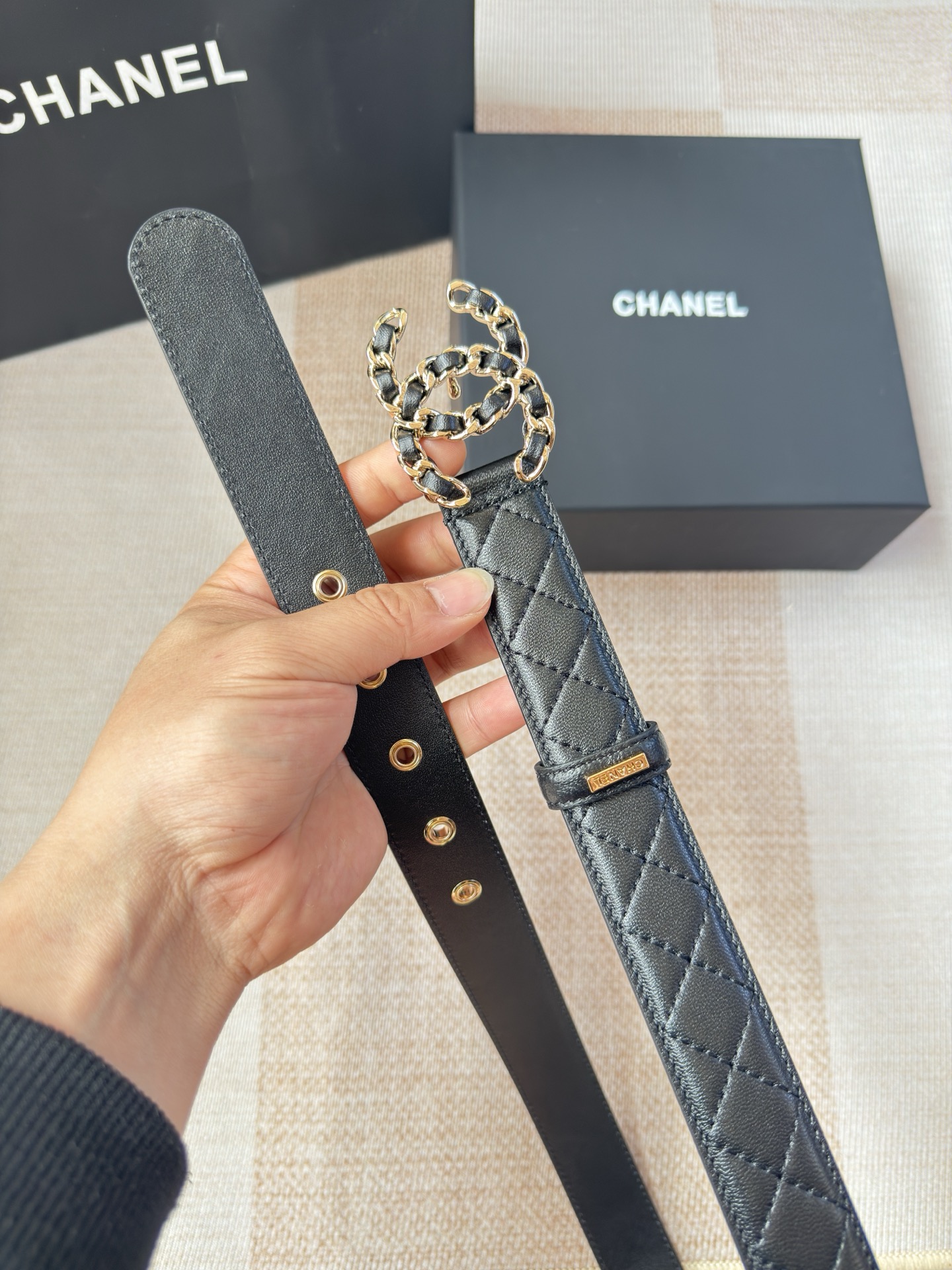 香家新款女士腰带经典金属双C字母标志，采用菱格羊皮，羊皮质感超柔软，五金扣头做工非常好，显示腰型，巨百搭