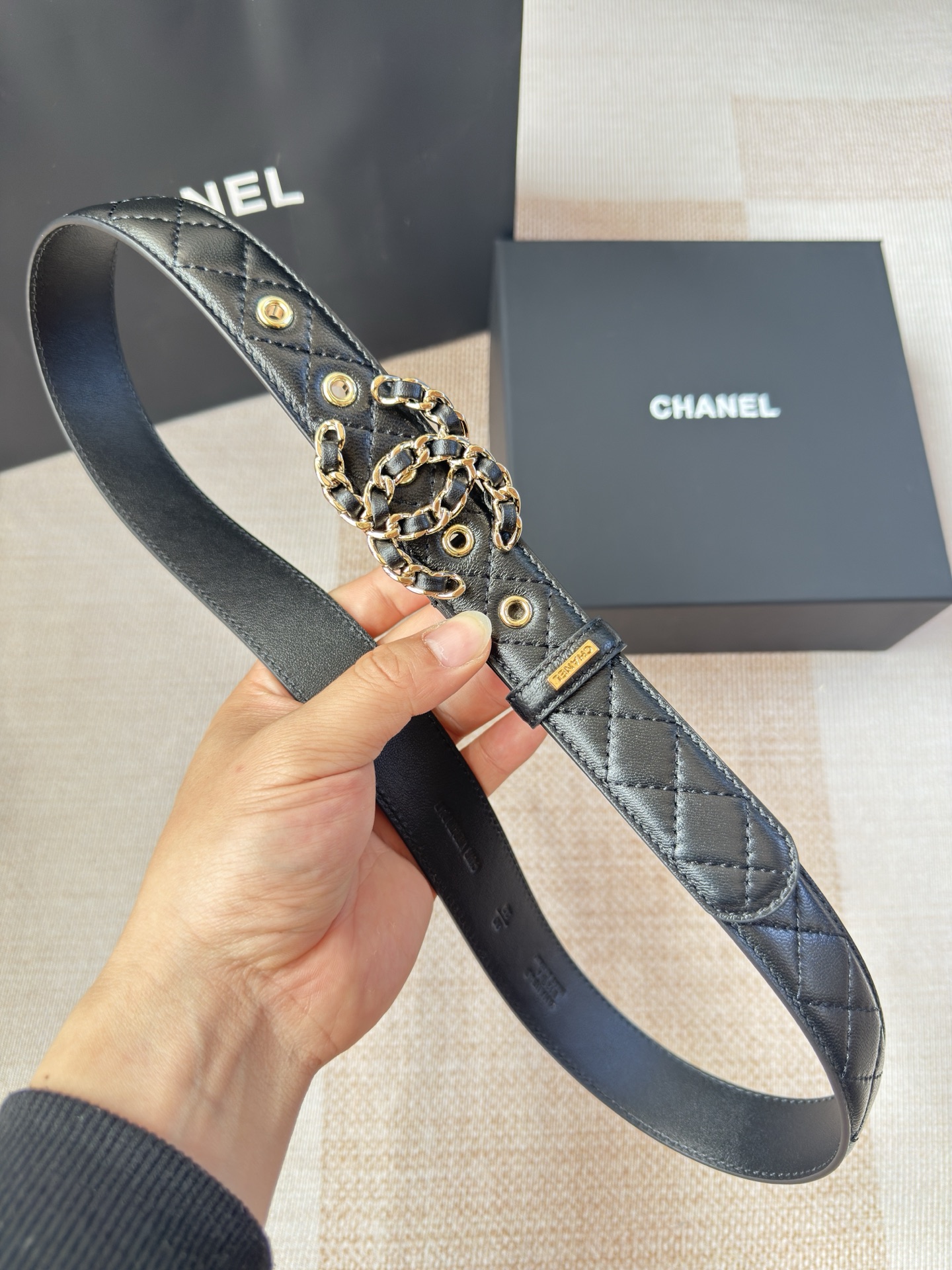 香家新款女士腰带经典金属双C字母标志，采用菱格羊皮，羊皮质感超柔软，五金扣头做工非常好，显示腰型，巨百搭