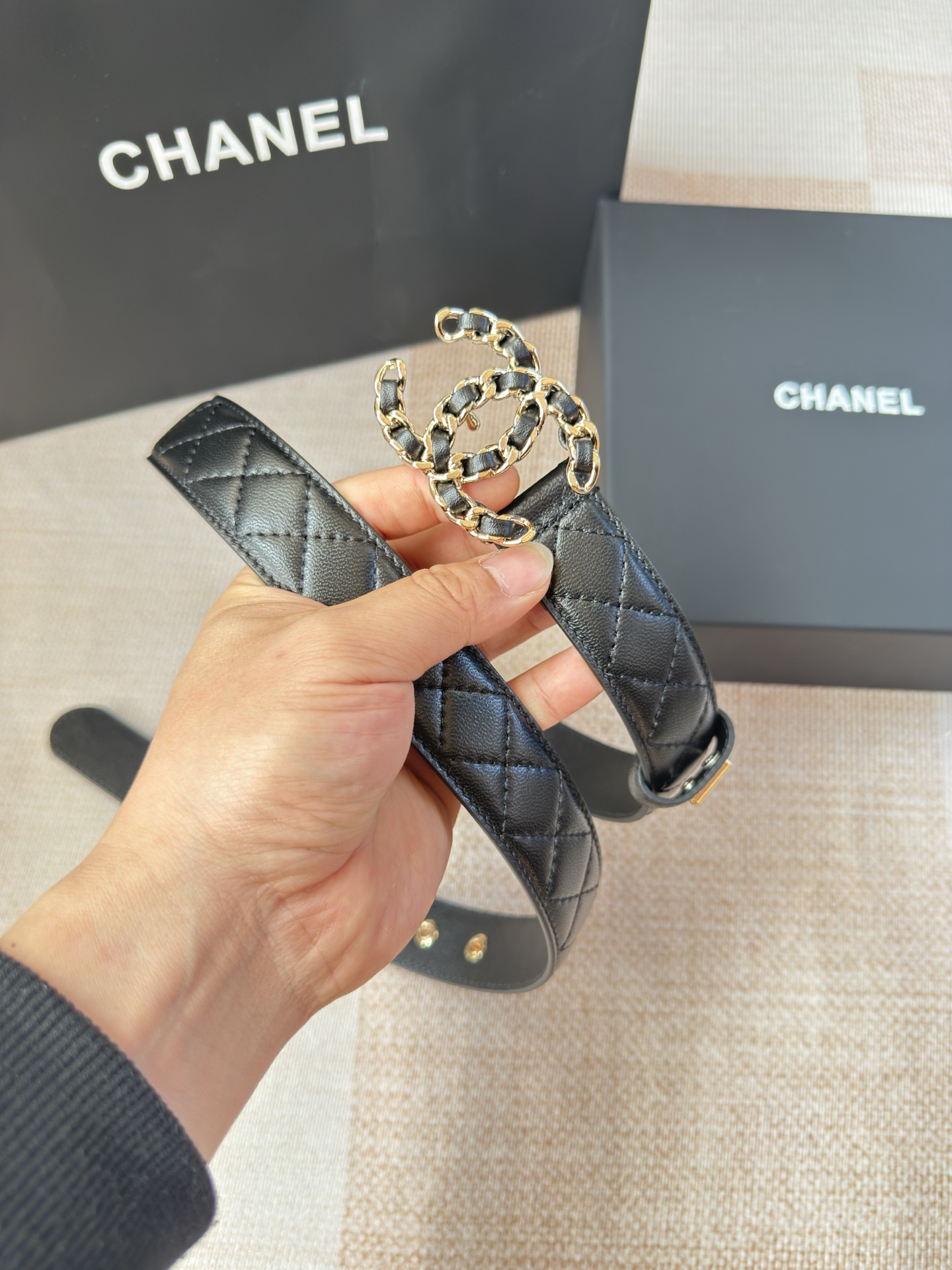 香家新款女士腰带经典金属双C字母标志，采用菱格羊皮，羊皮质感超柔软，五金扣头做工非常好，显示腰型，巨百搭